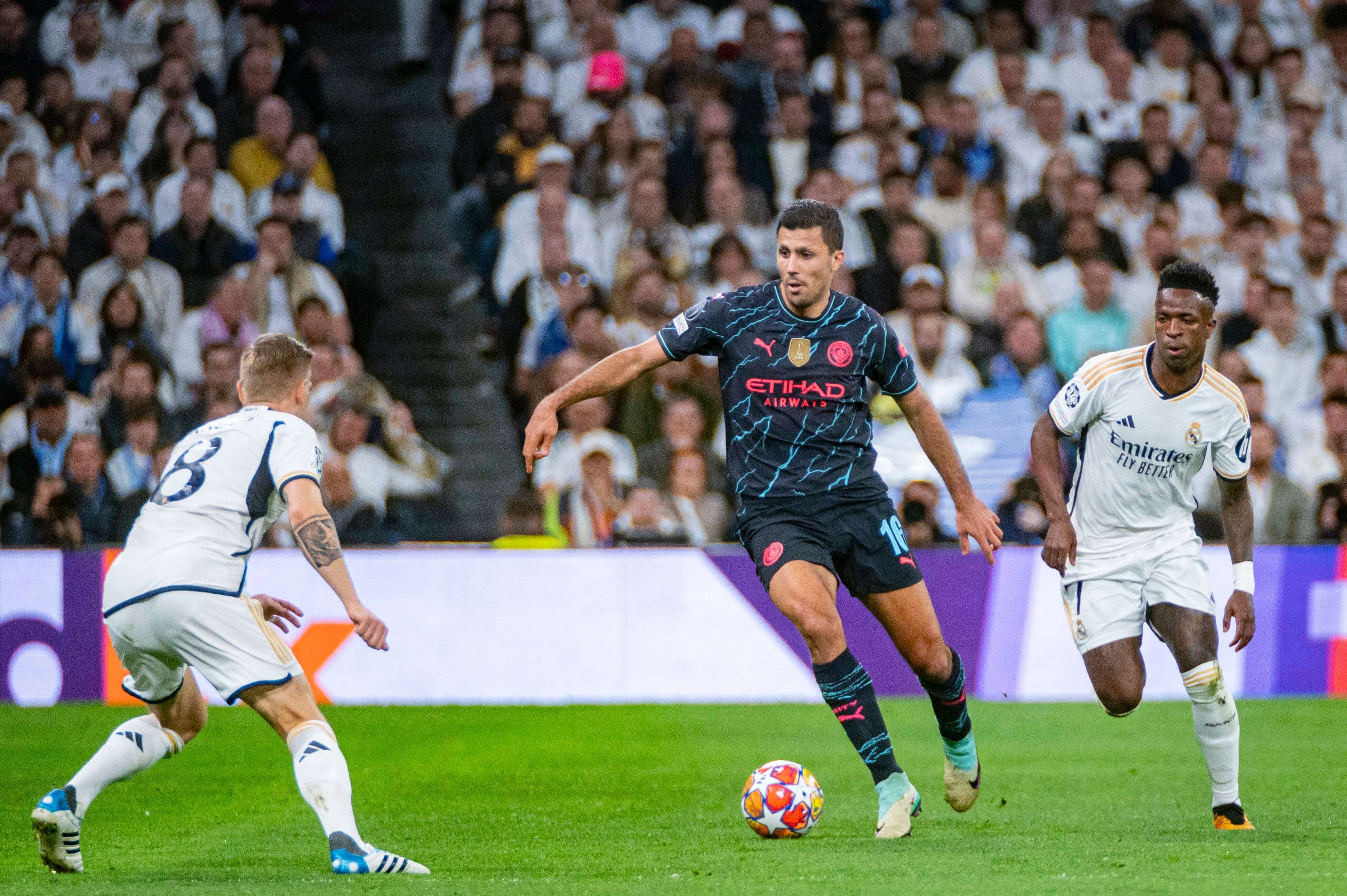  Rodrigo Hernández enfrentándose a Vinicius y Kroos en el Bernabéu