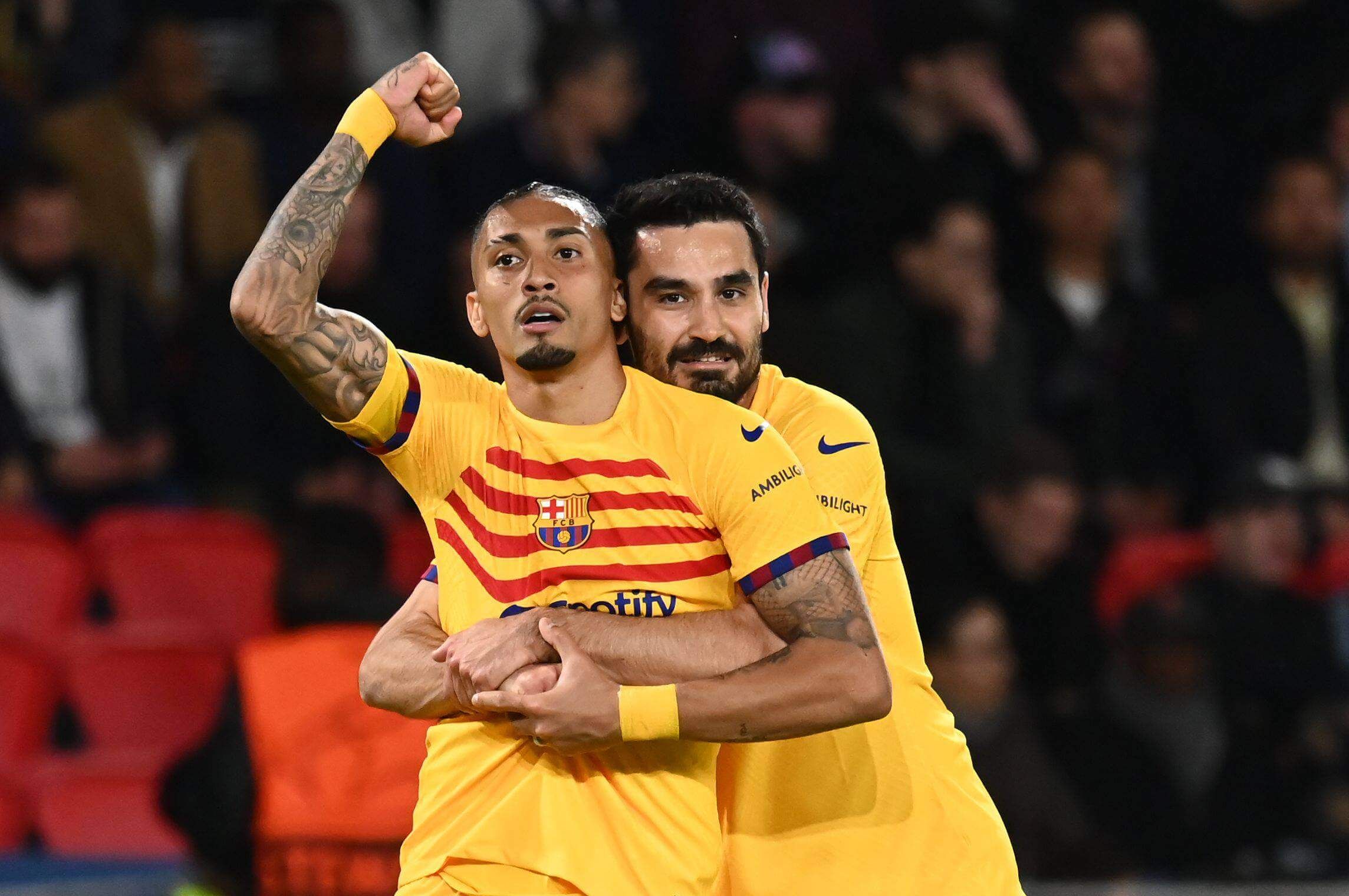 Raphinha celebrando con Gündogan su primer gol al PSG.