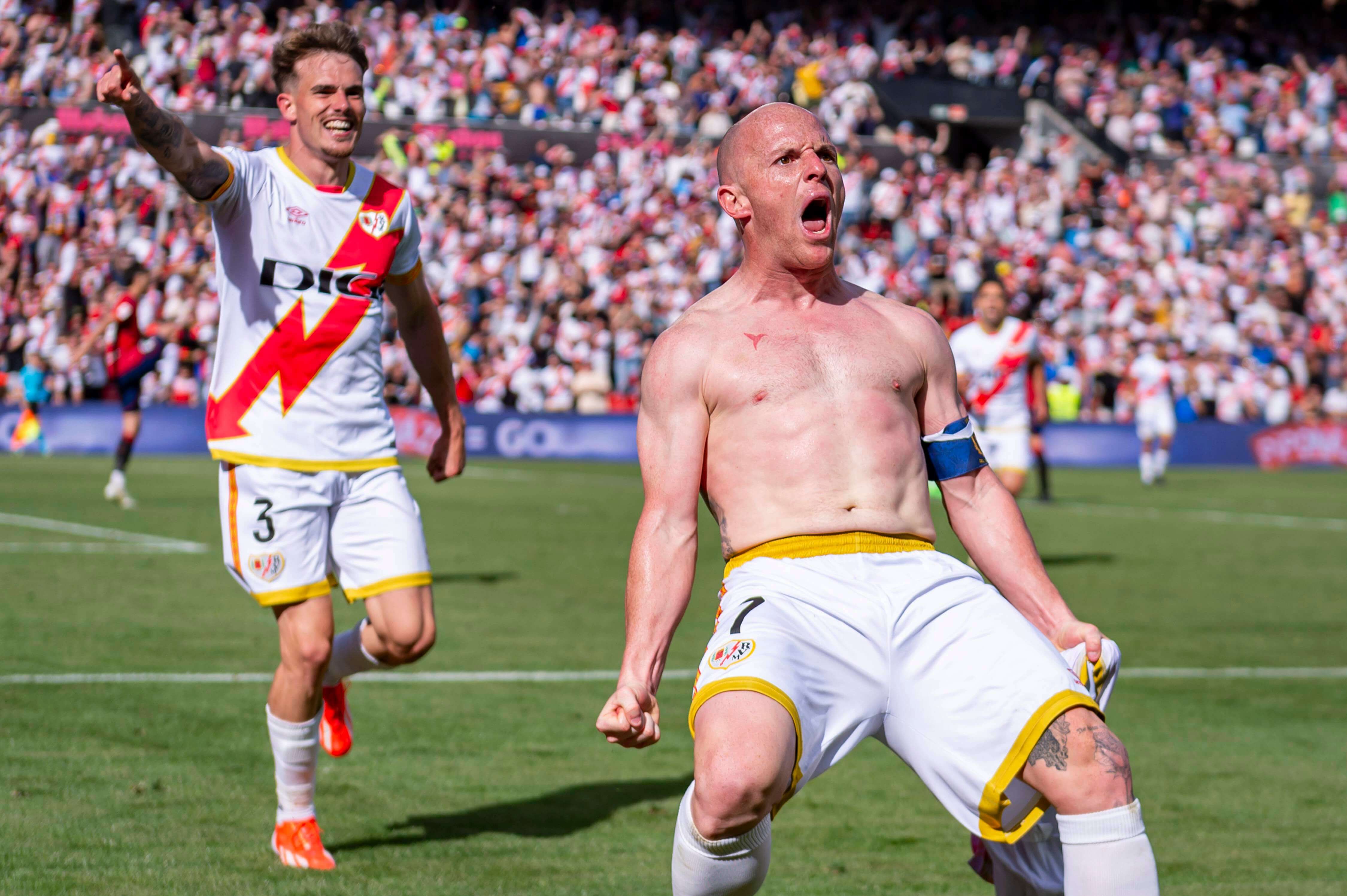  Isi Palazón y Pep Chavarría celebran el gol de la remontada (Cordon Press)