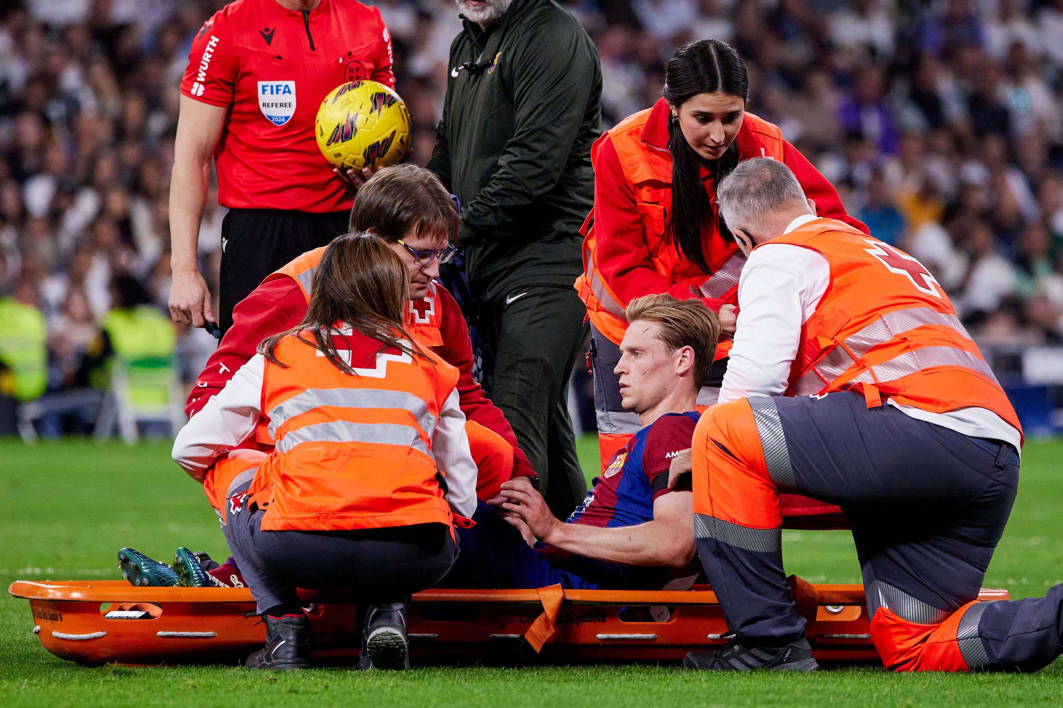  Frenkie de Jong se marcha en camilla del Bernabéu.