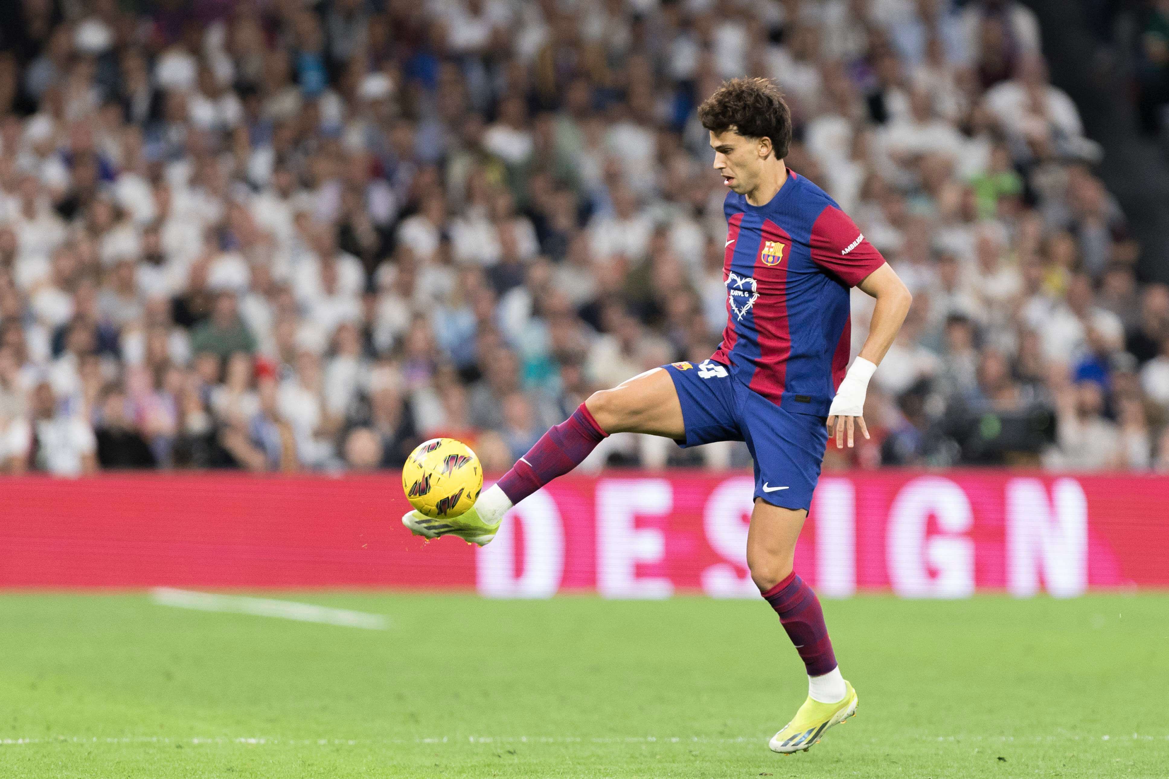Joao Félix controla un balón en el Clásico.
