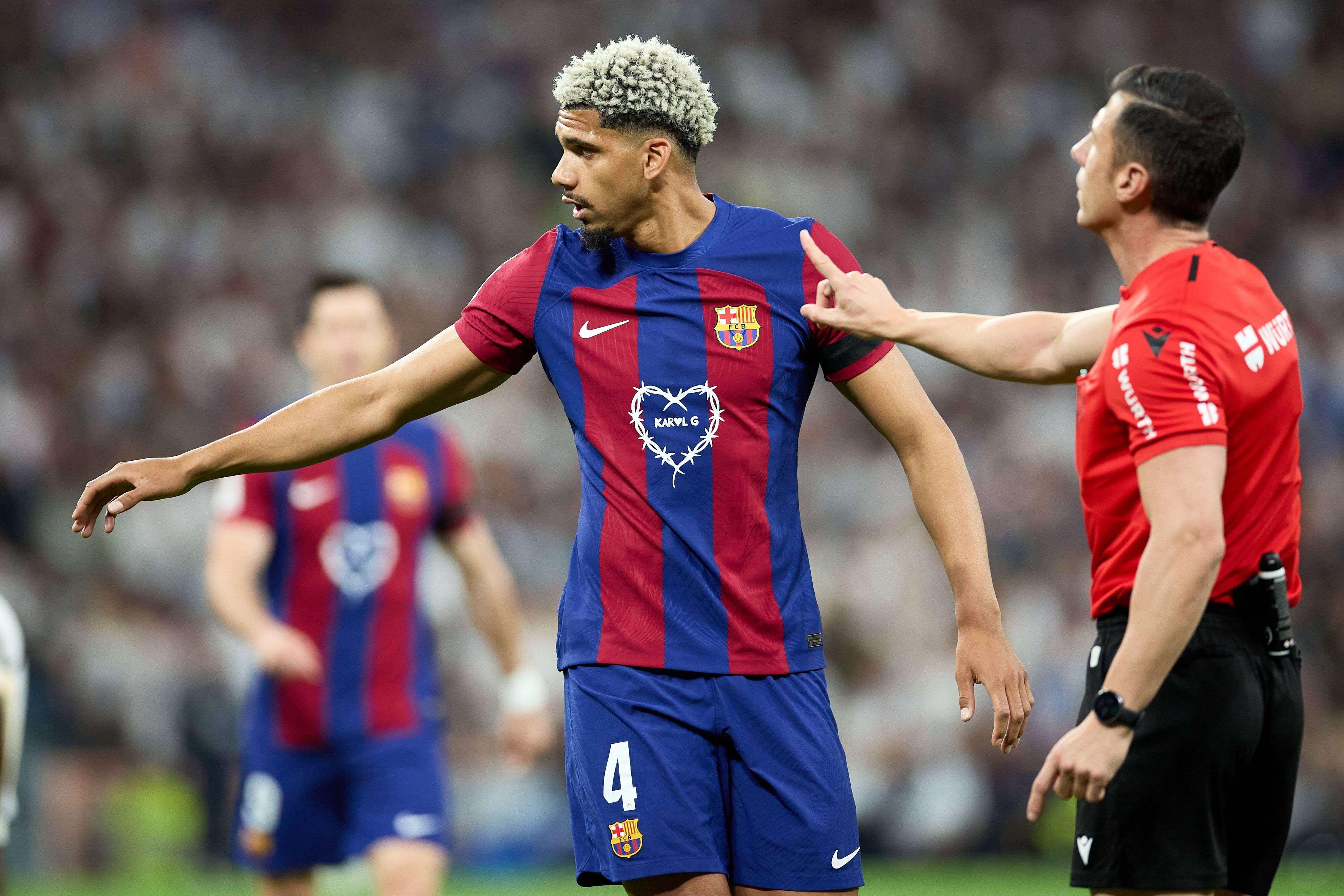 Ronald Araujo, en un partido con el Barça.