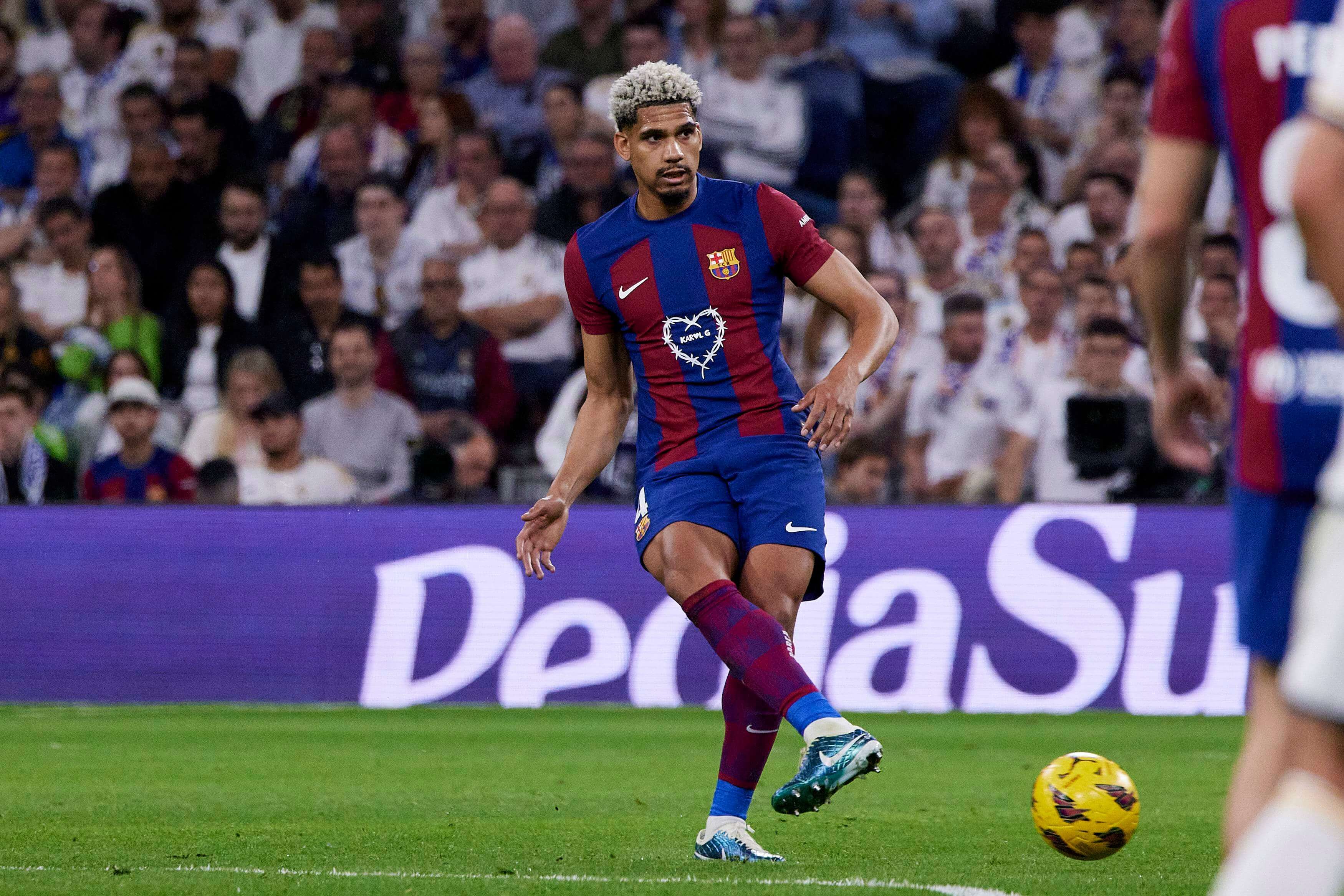 Ronald Araujo da un pase en el Clásico.