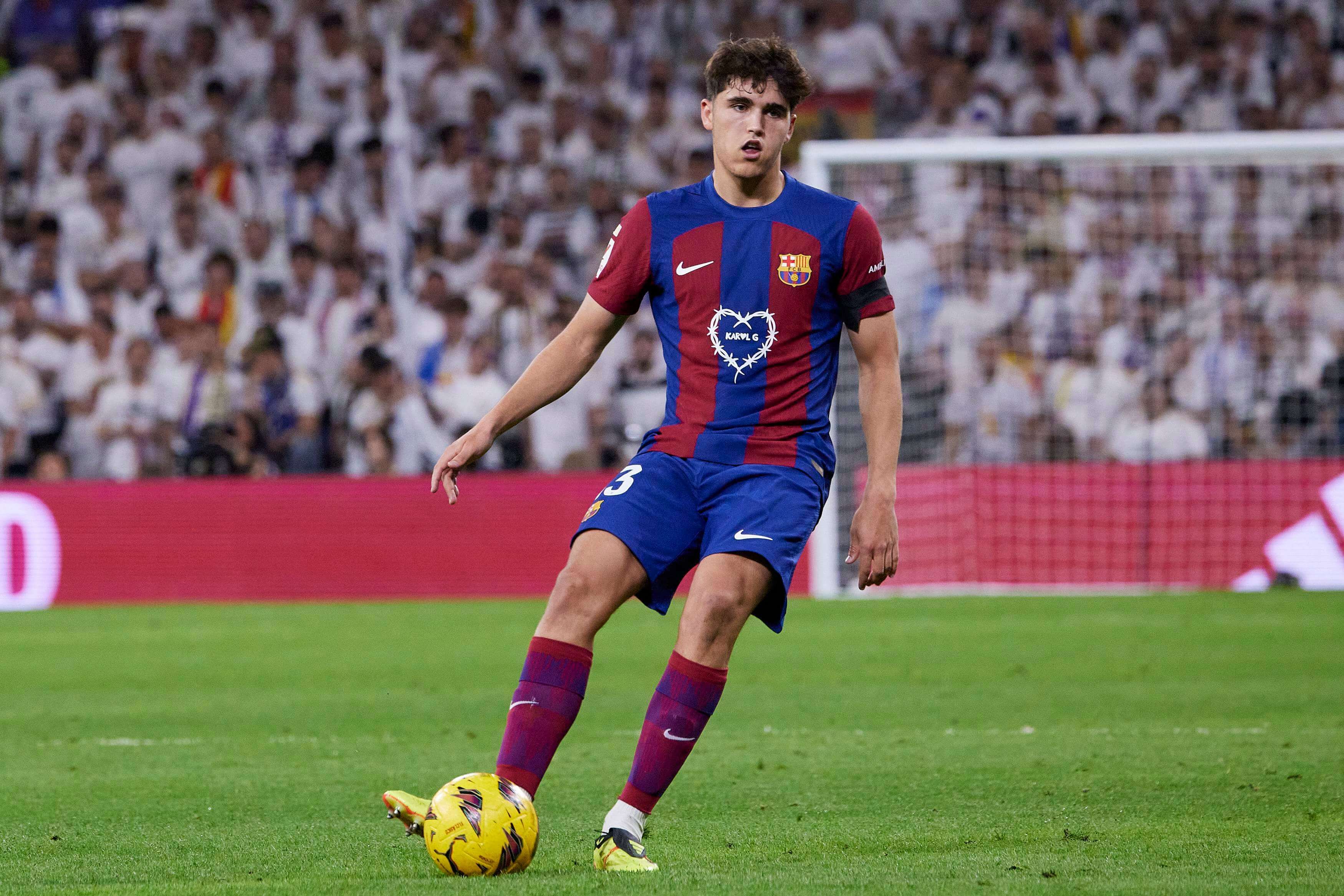  Pau Cubarsí conduce un balón en el Clásico.