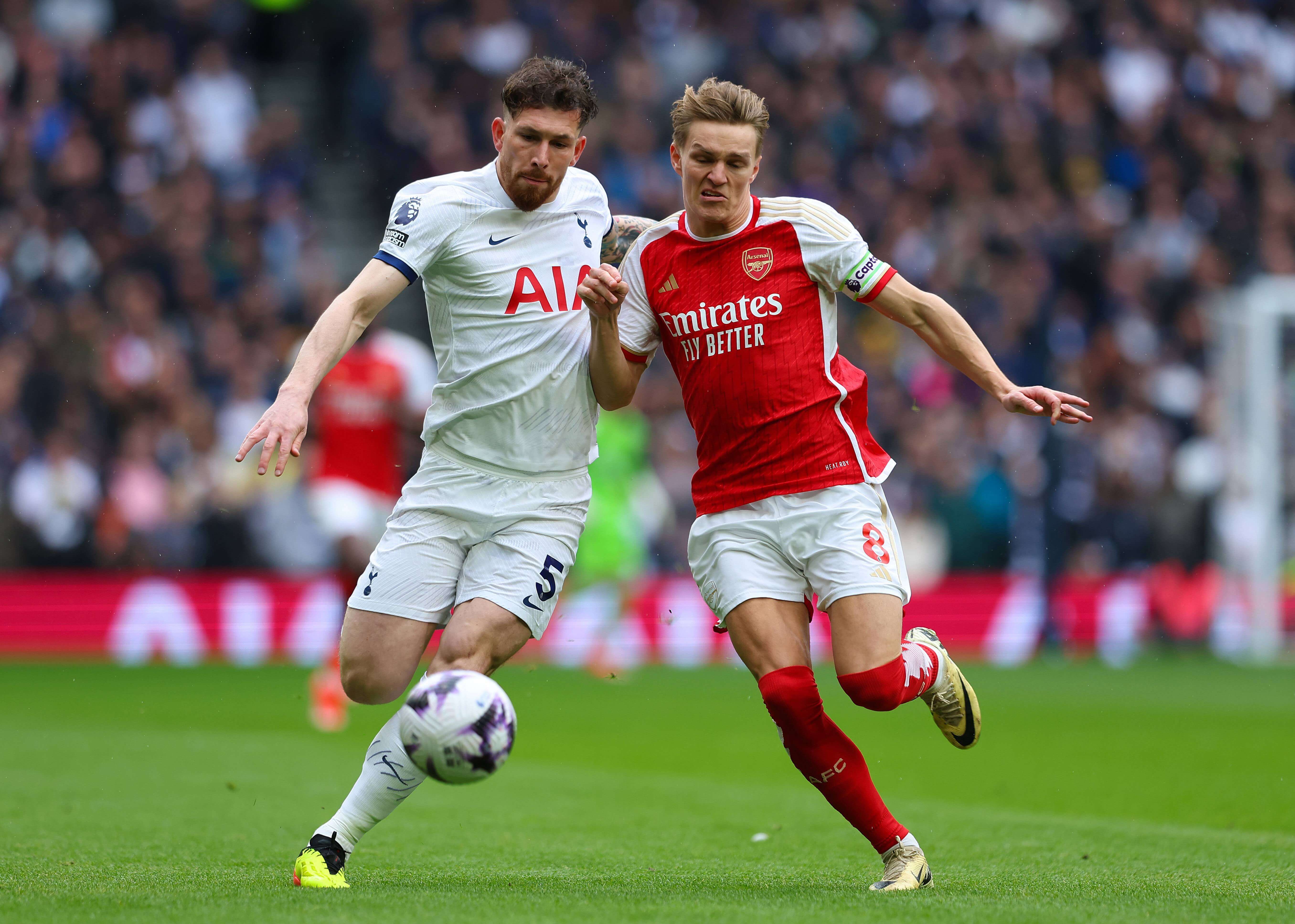 Hojbjerg peleando un balón con Odegaard.