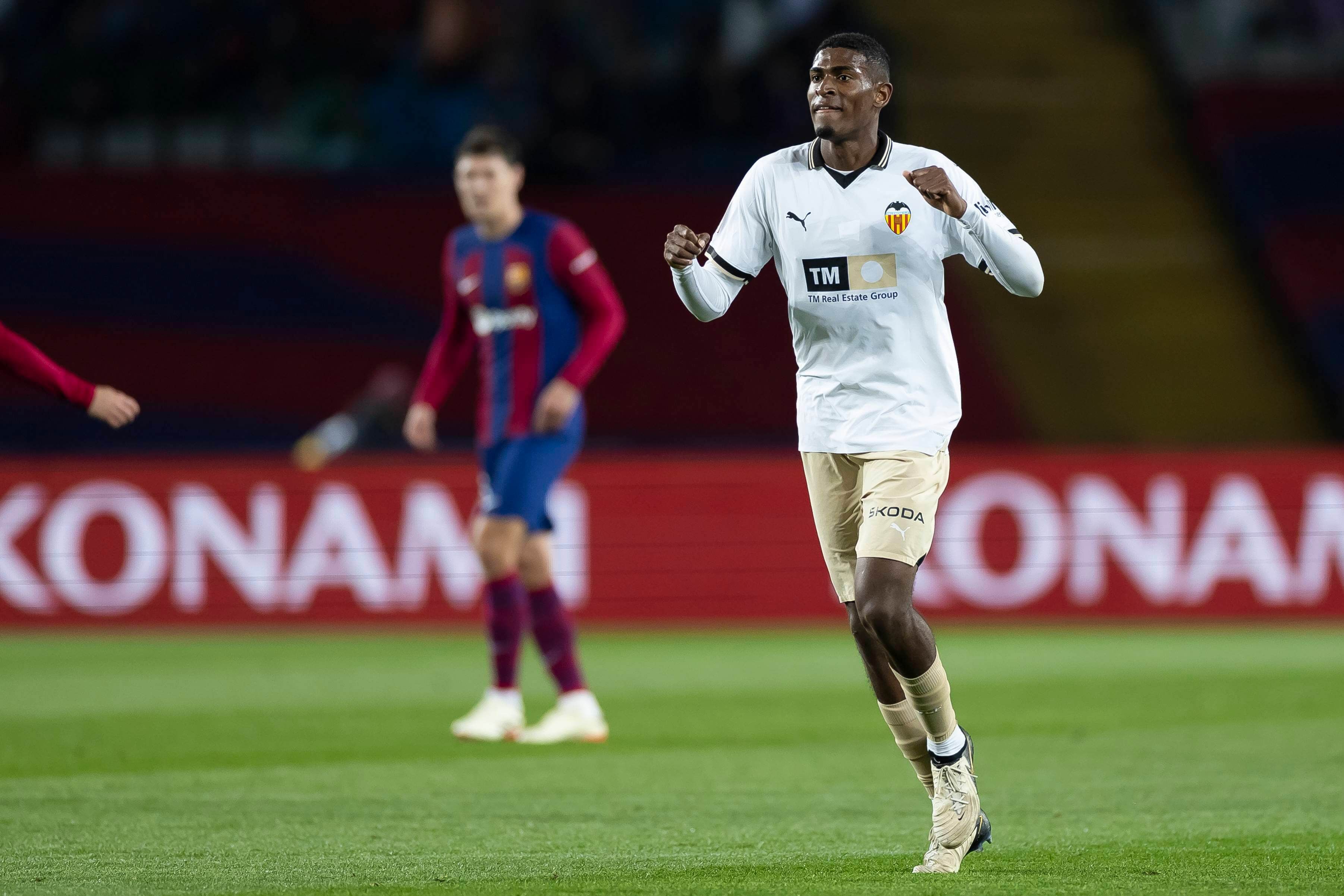  Cristhian Mosquera, ante el FC Barcelona.