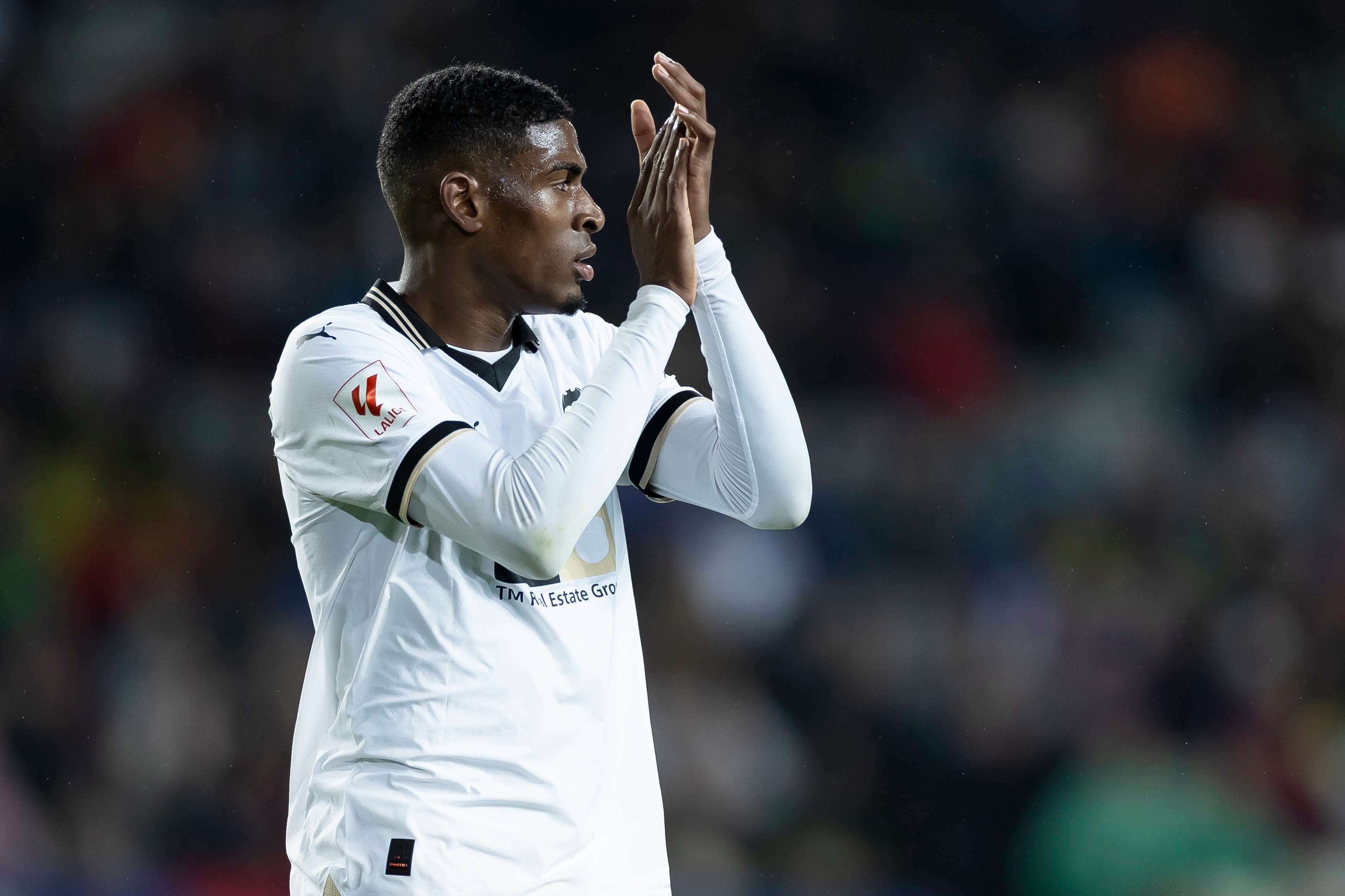 Cristhian Mosquera, ante el FC Barcelona.