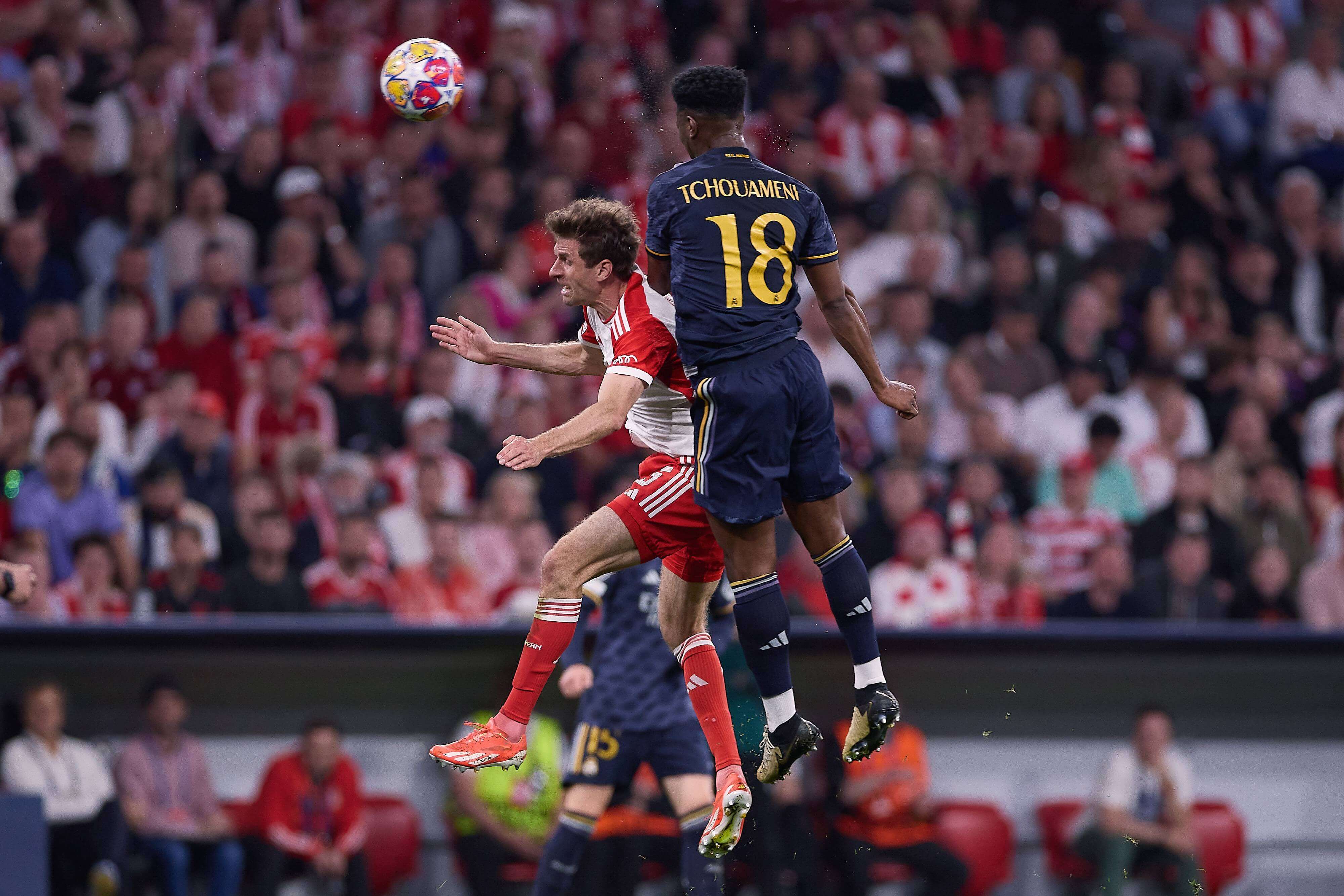  Thomas Müller y Aurelién Tchouaméni disputando un balón en el Bayern-Real Madrid.