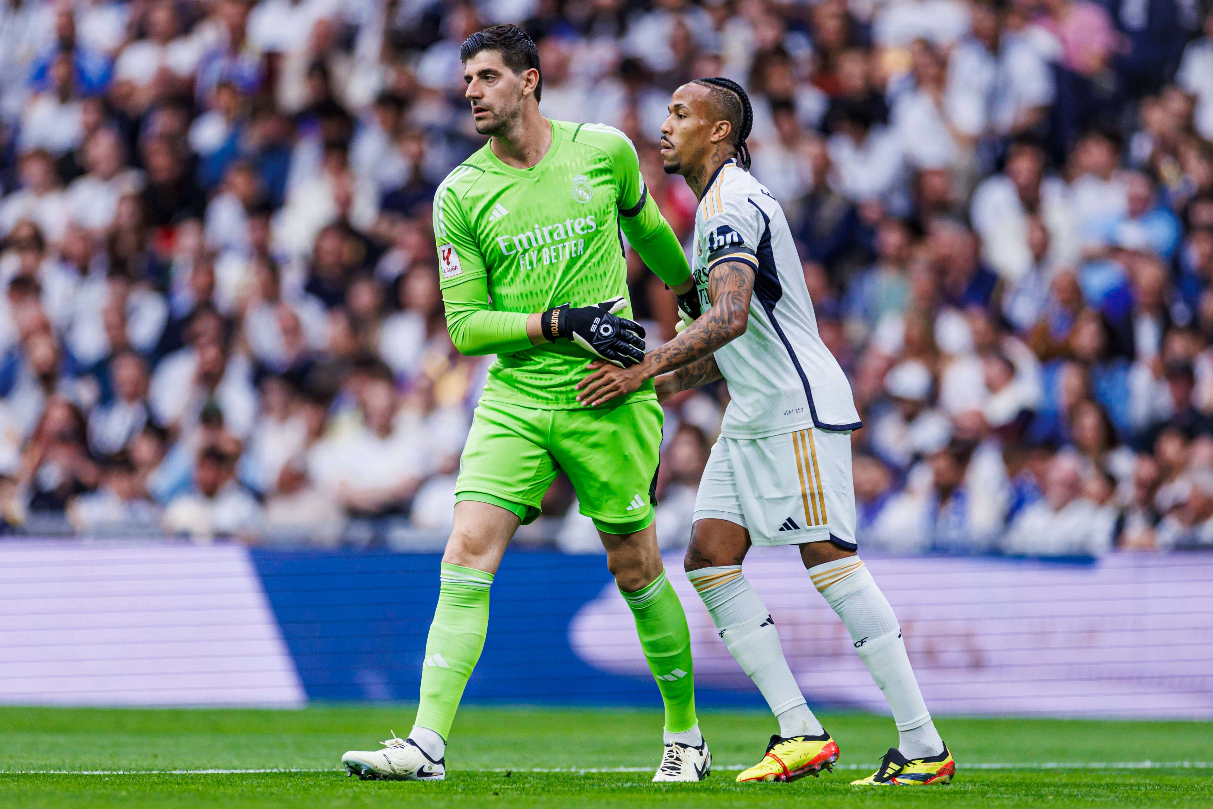 Courtois y Militao, en un partido del Real Madrid.
