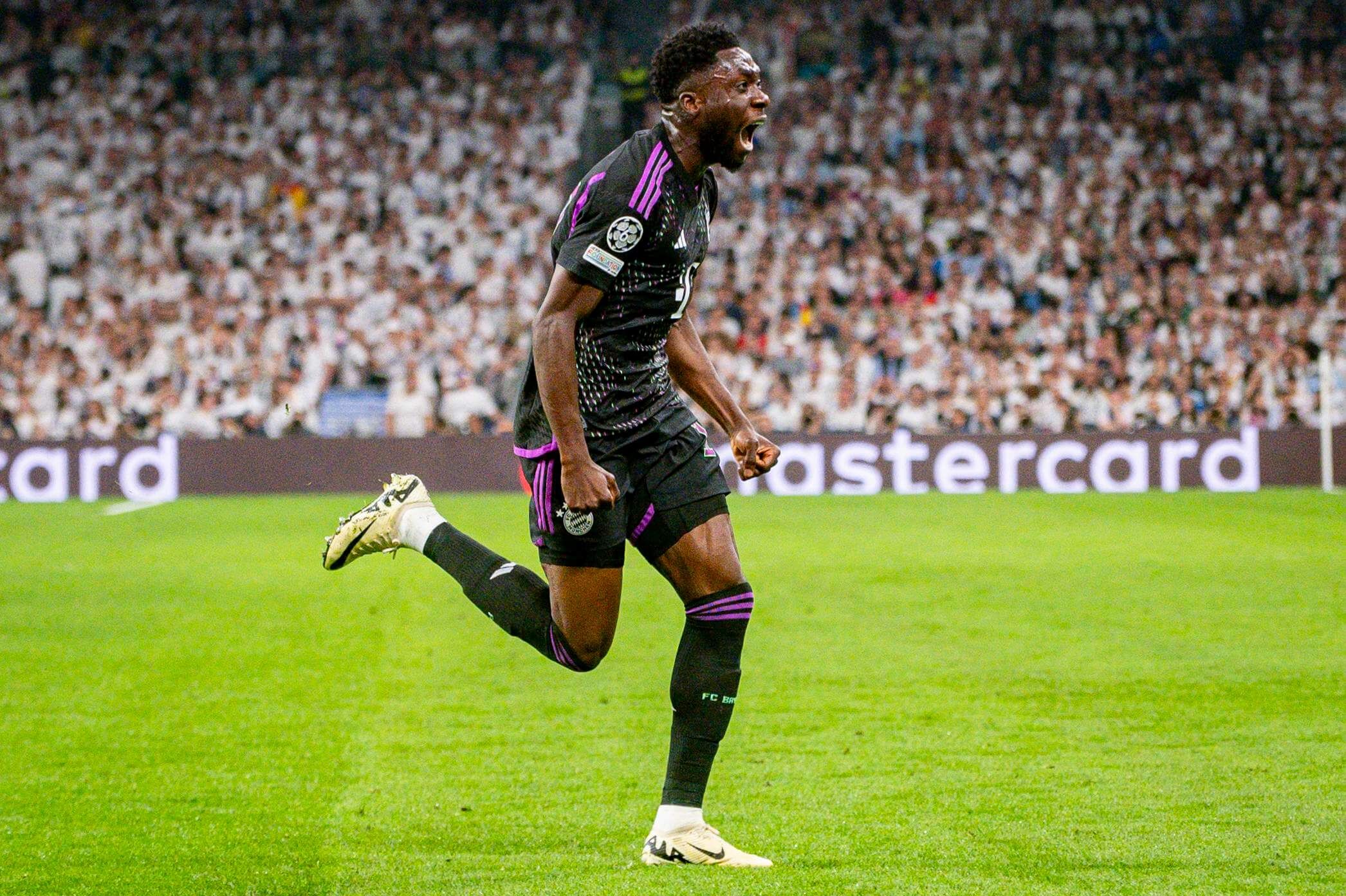 Alphonso Davies celebra su gol en el Real Madrid-Bayern (FOTO: Cordon Press).