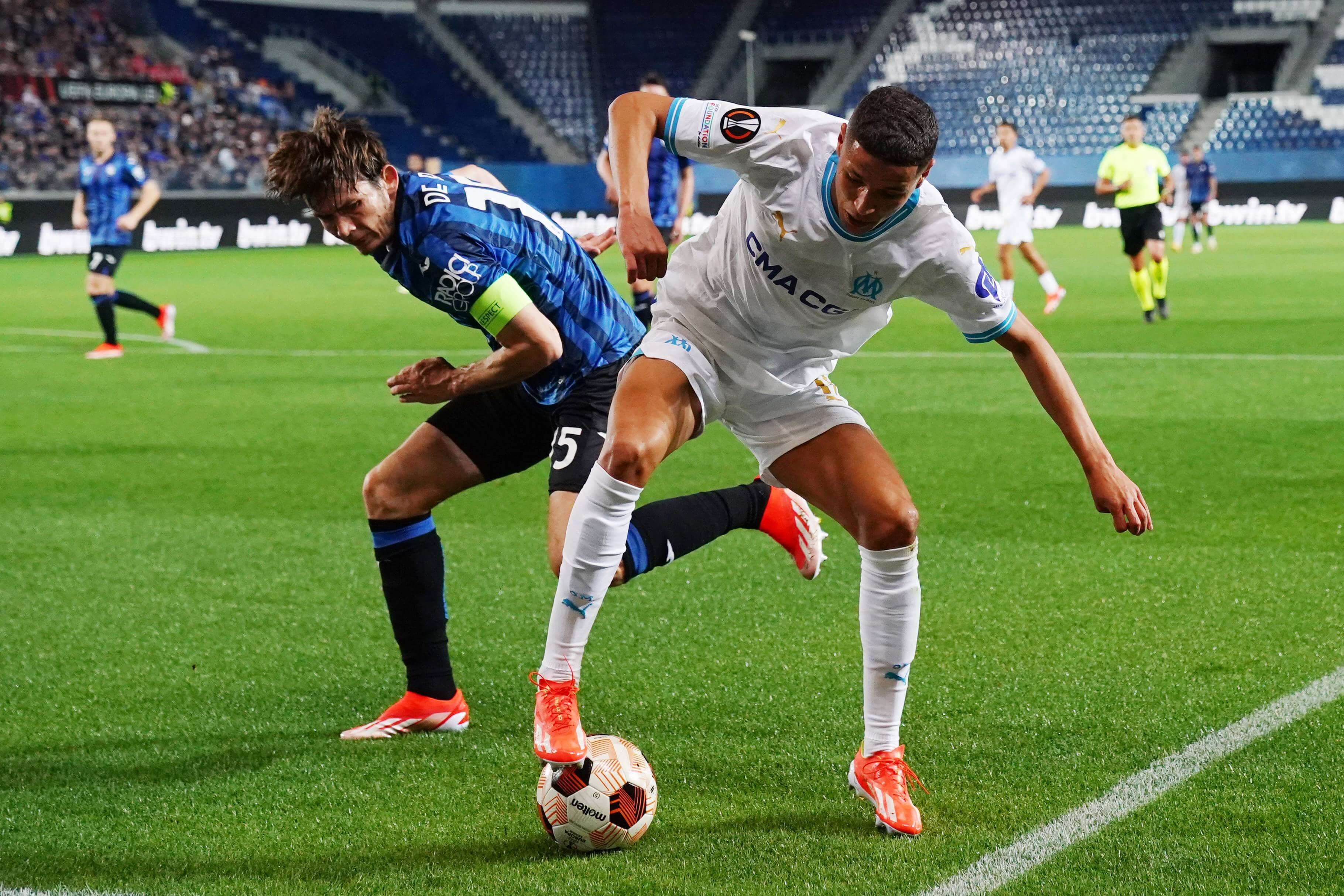 Harit y De Roon peleando un balón en el Atalanta-Marsella.
