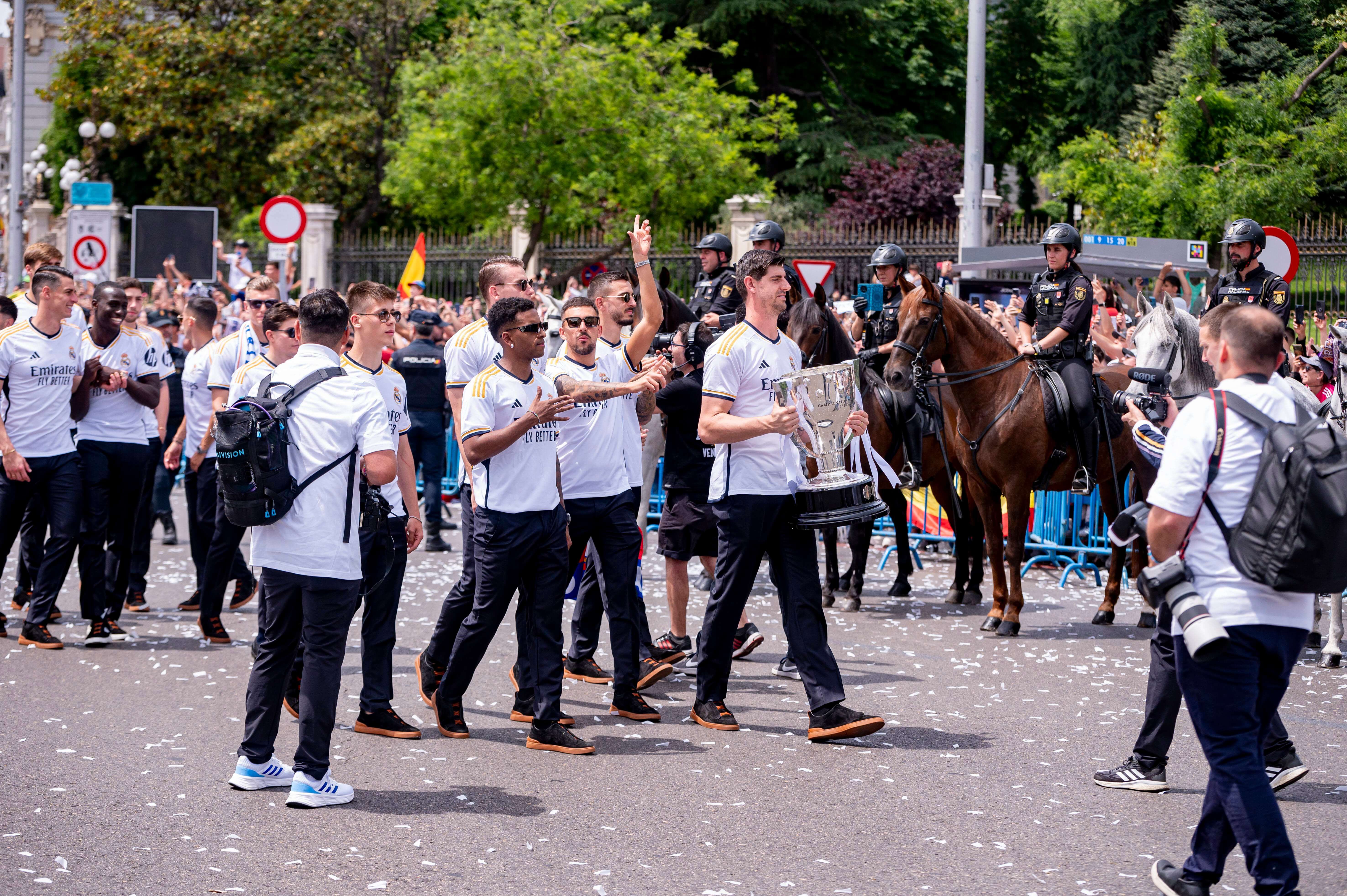 Lunin, Courtois y otros jugadores del Real Madrid celebrando el título de liga (Europa Press)