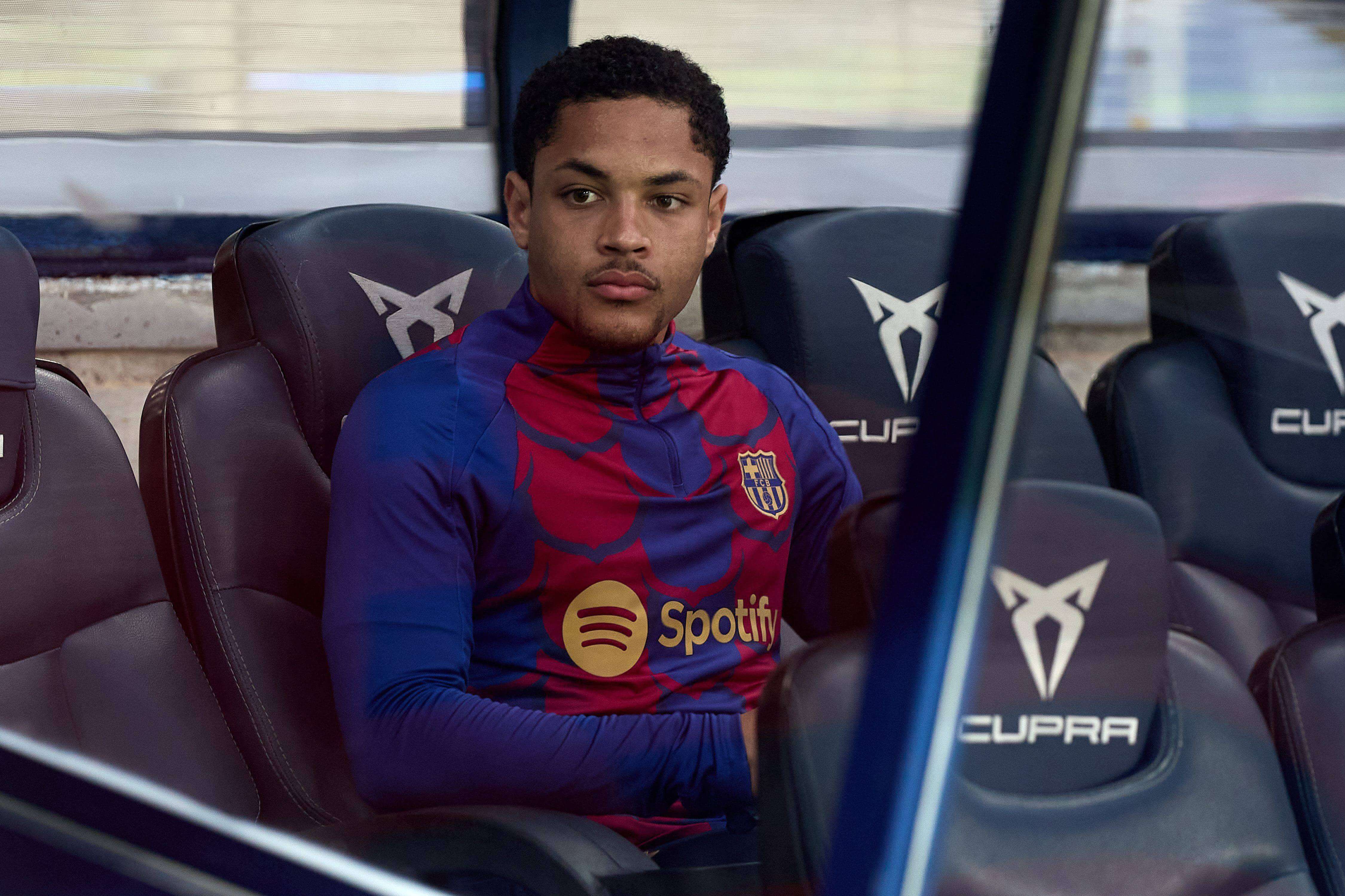 Vitor Roque, en el banquill del FC Barcelona.