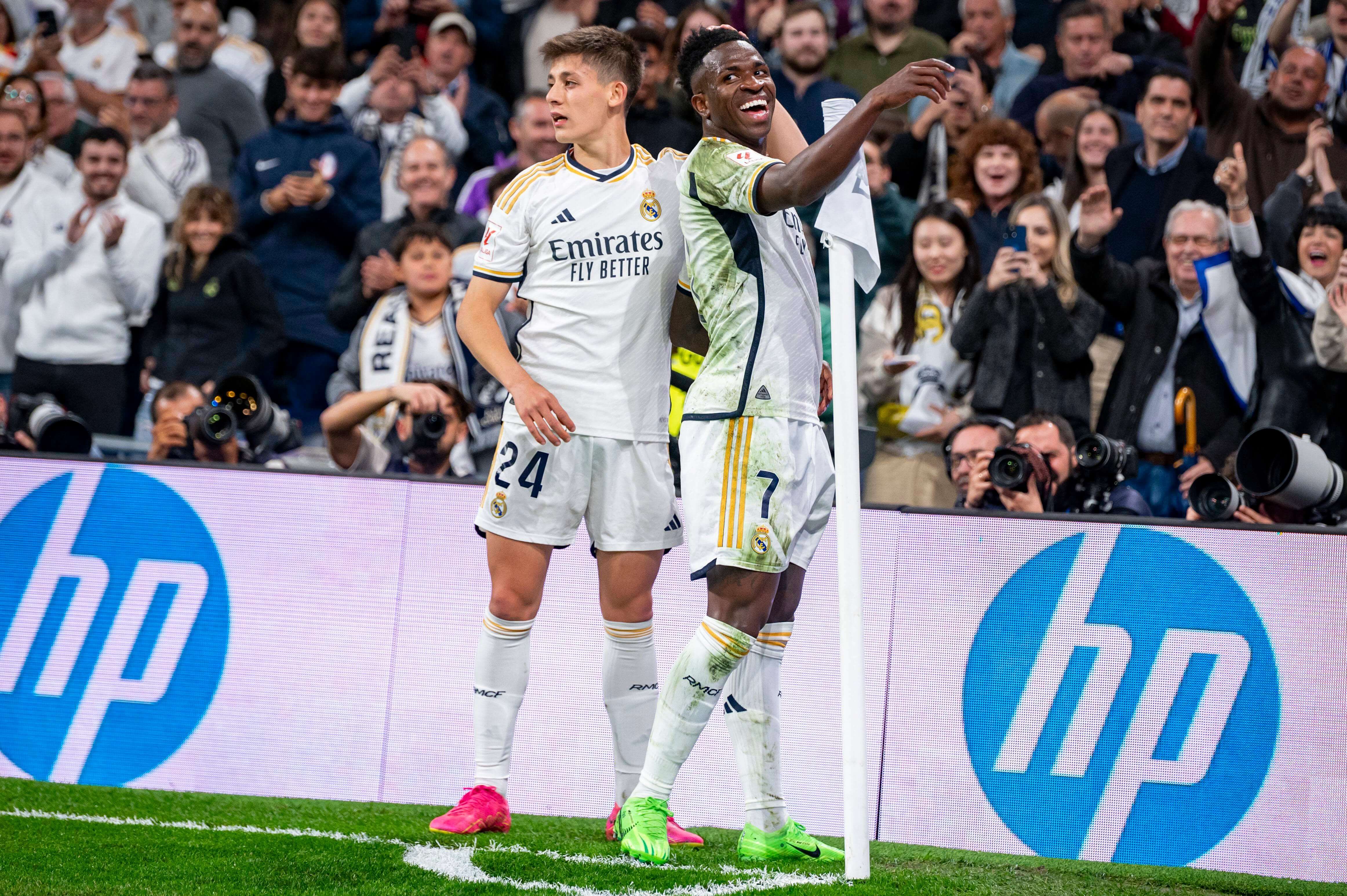  Arda Güler y Vinicius celebran un gol en el Real Madrid-Alavés (FOTO: Cordón Press).