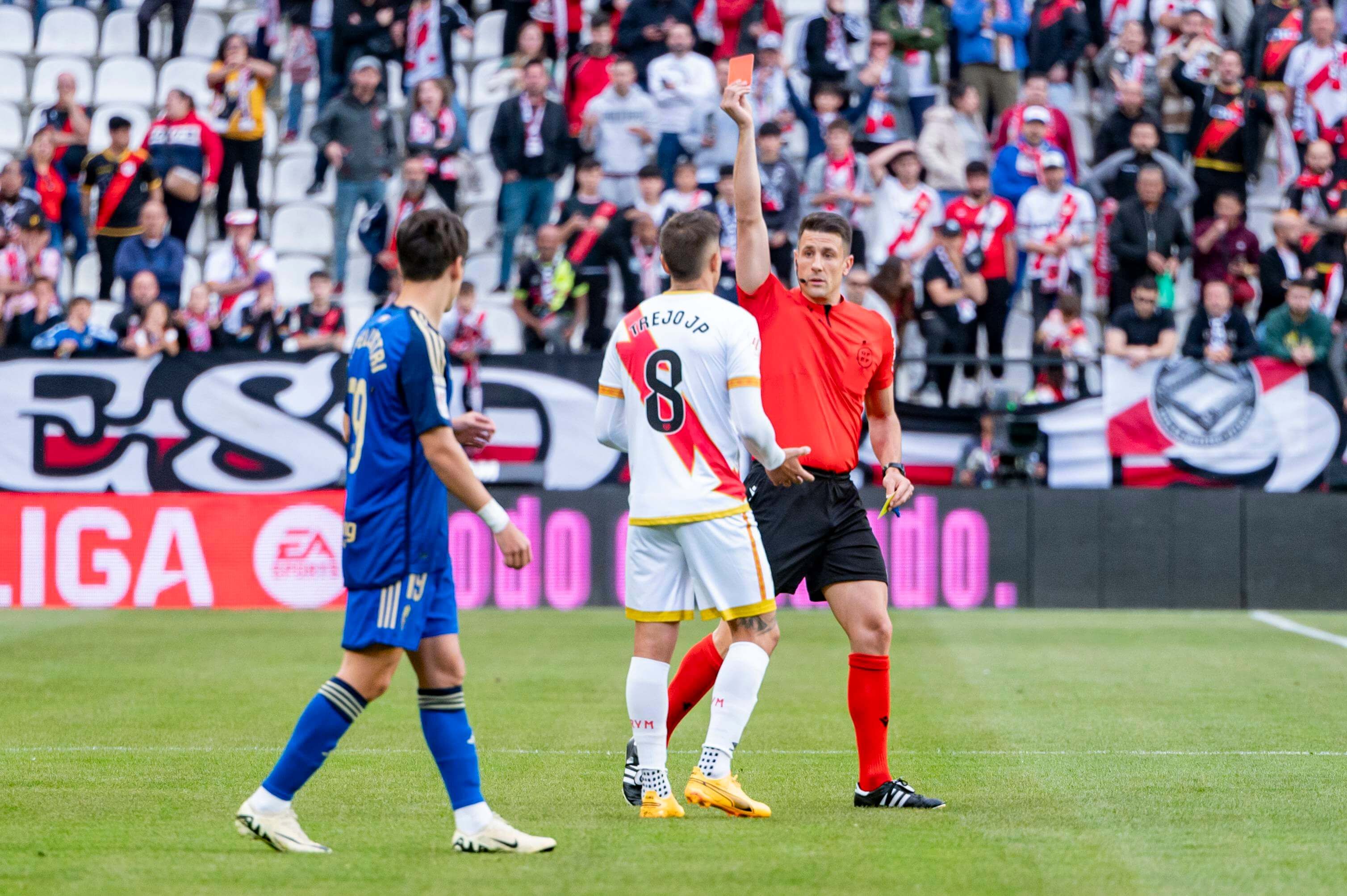  Óscar Trejo recibe roja directa en el Rayo-Granada.