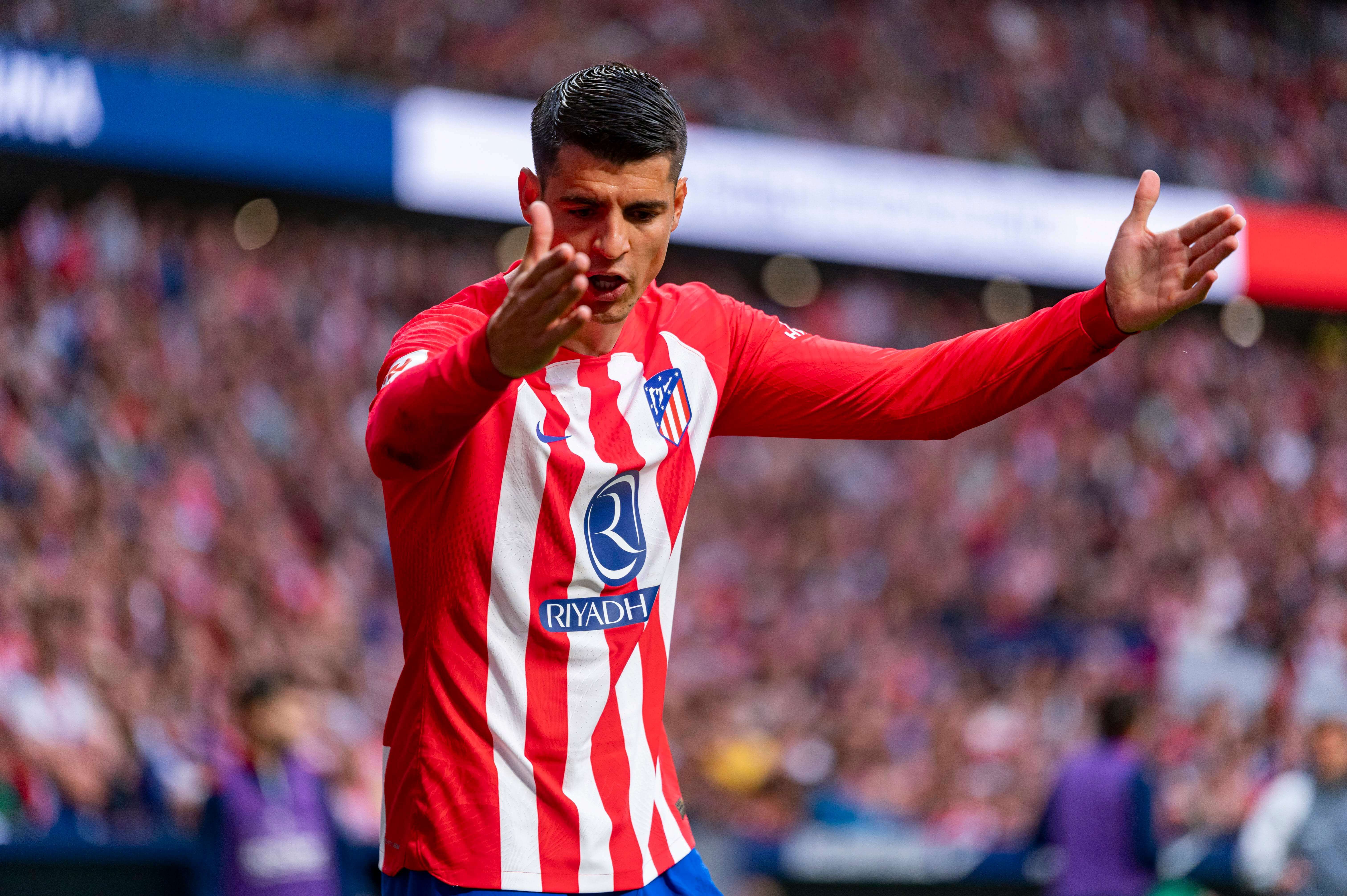  Álvaro Morata protesta en el Atlético-Osasuna.
