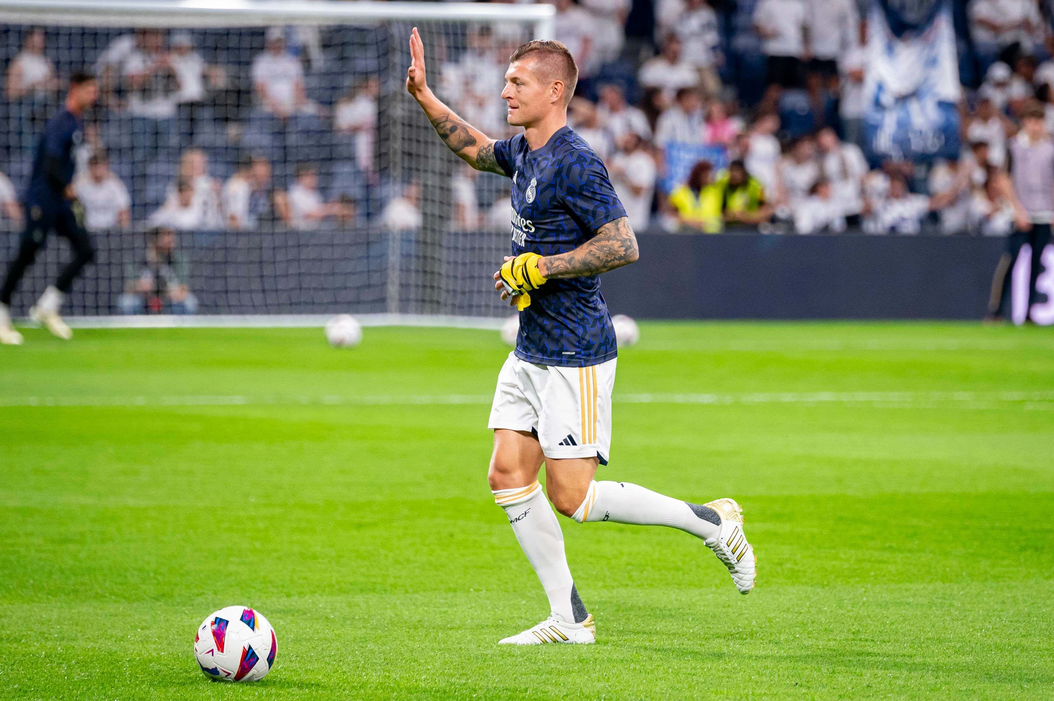  Toni Kroos, calentando en su último partido en el Bernabéu (Cordon Press)
