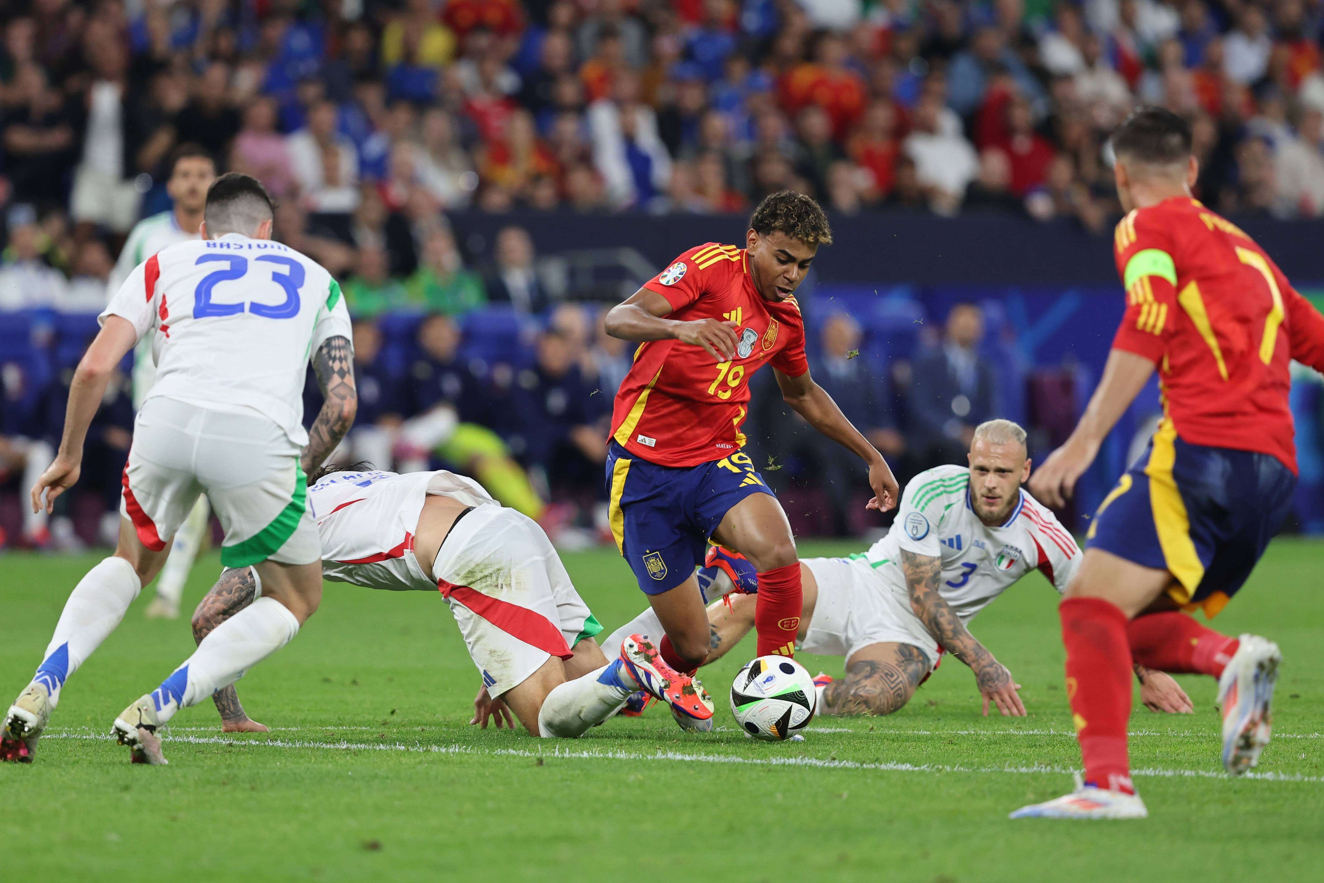  Lamine Yamal rodeado de italianos en la Eurocopa 2024