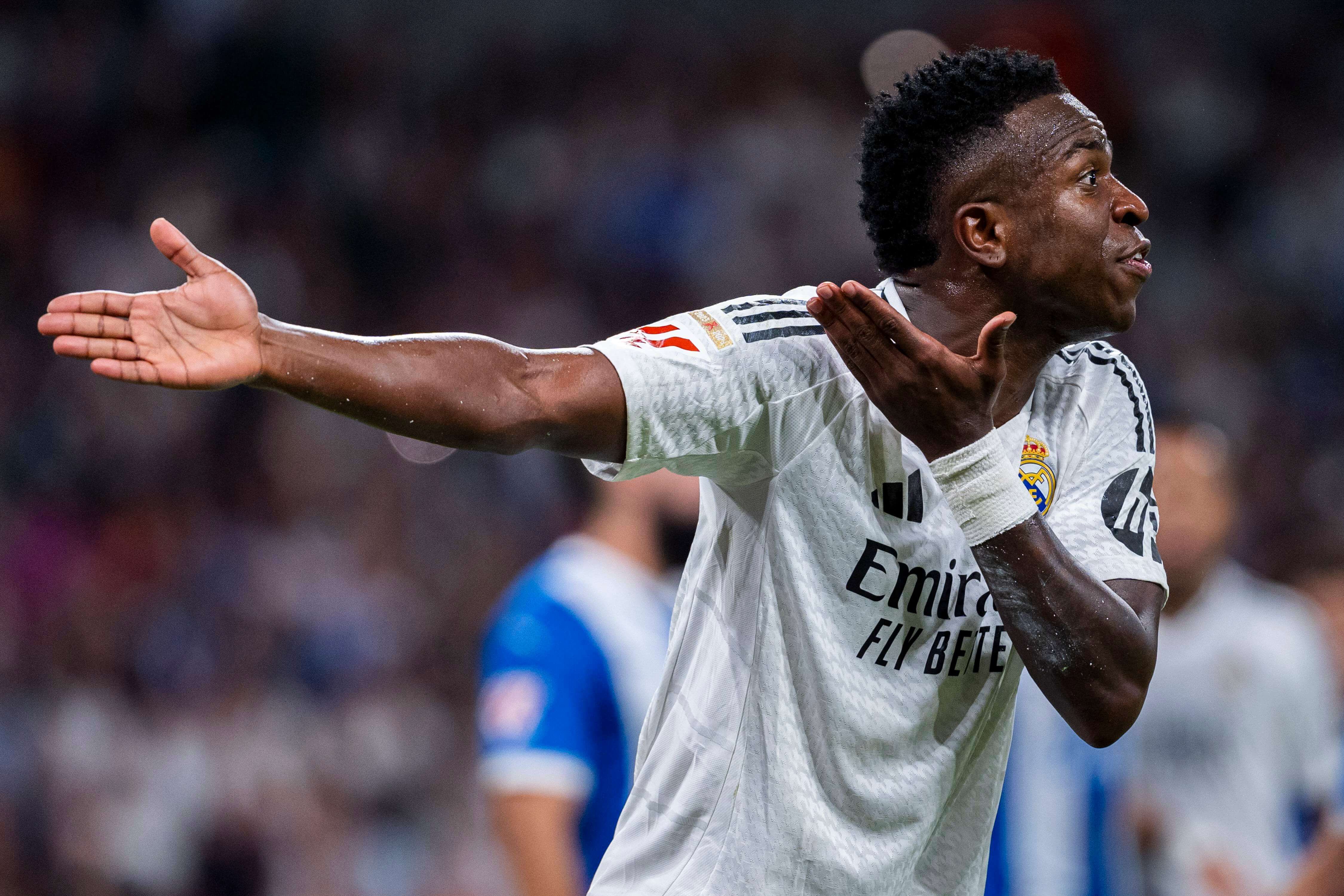 Vinicius protesta una acción durante el Real Madrid-Alavés.