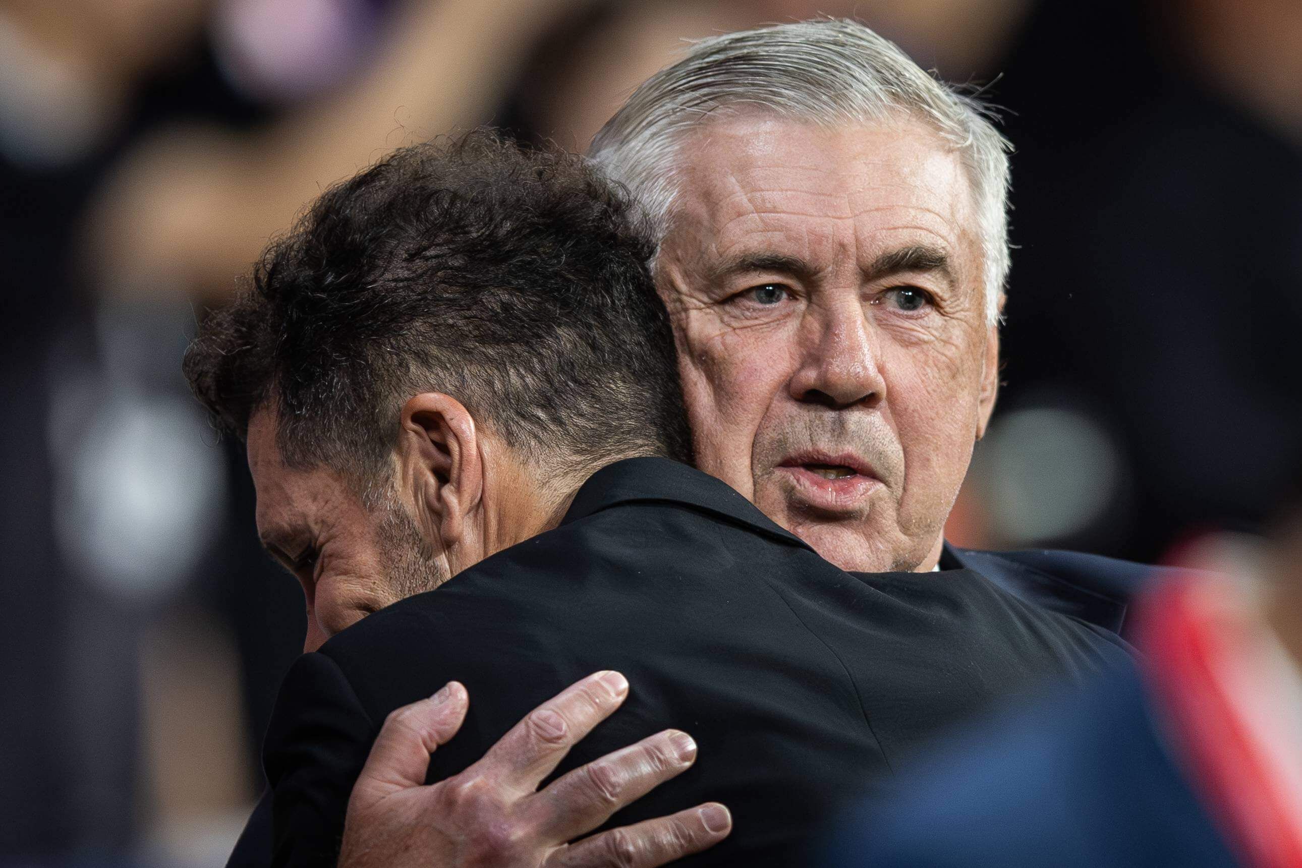  Simeone y Carlo Ancelotti se abrazan (Cordon Press)