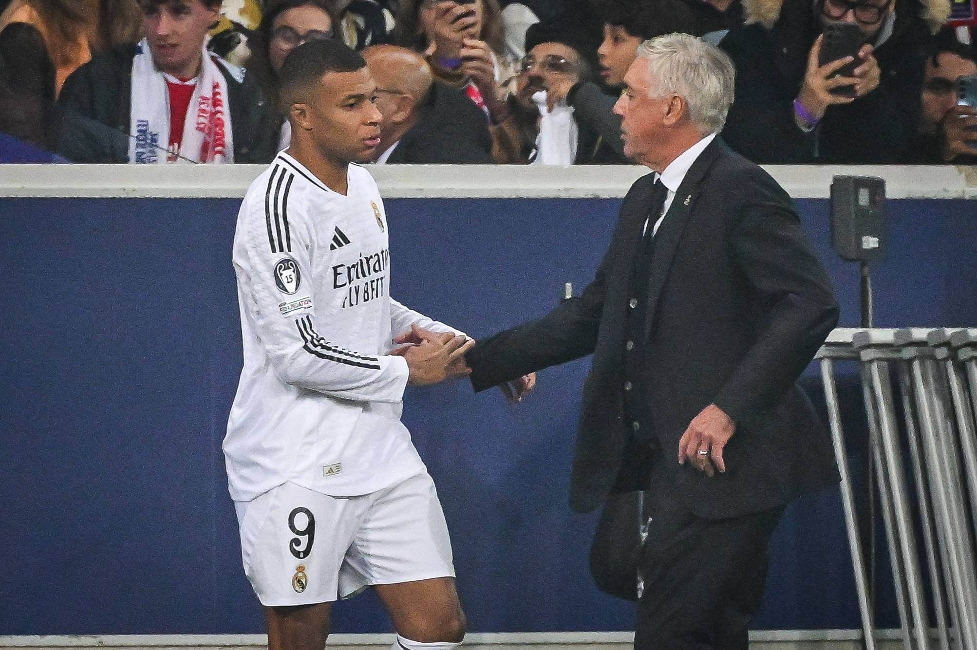  Carlo Ancelotti junto a Kylian Mbappé en el Bernabéu (Cordon Press)