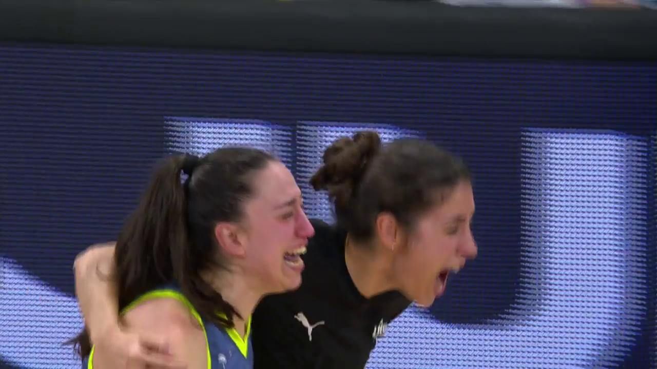  Maite Cazorla y María Conde, emocionadas tras levantar la Euroliga Femenina Final Six