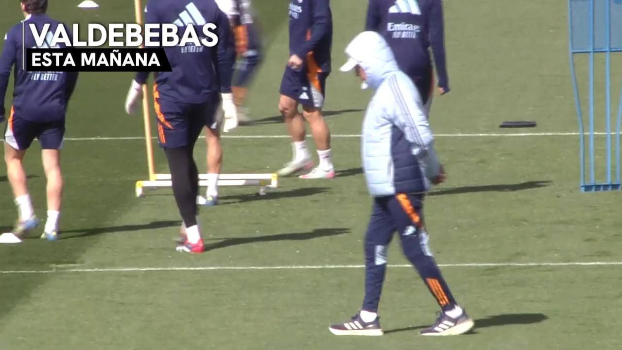  La soledad de Ancelotti al margen del entrenamiento (ElDesmarque)