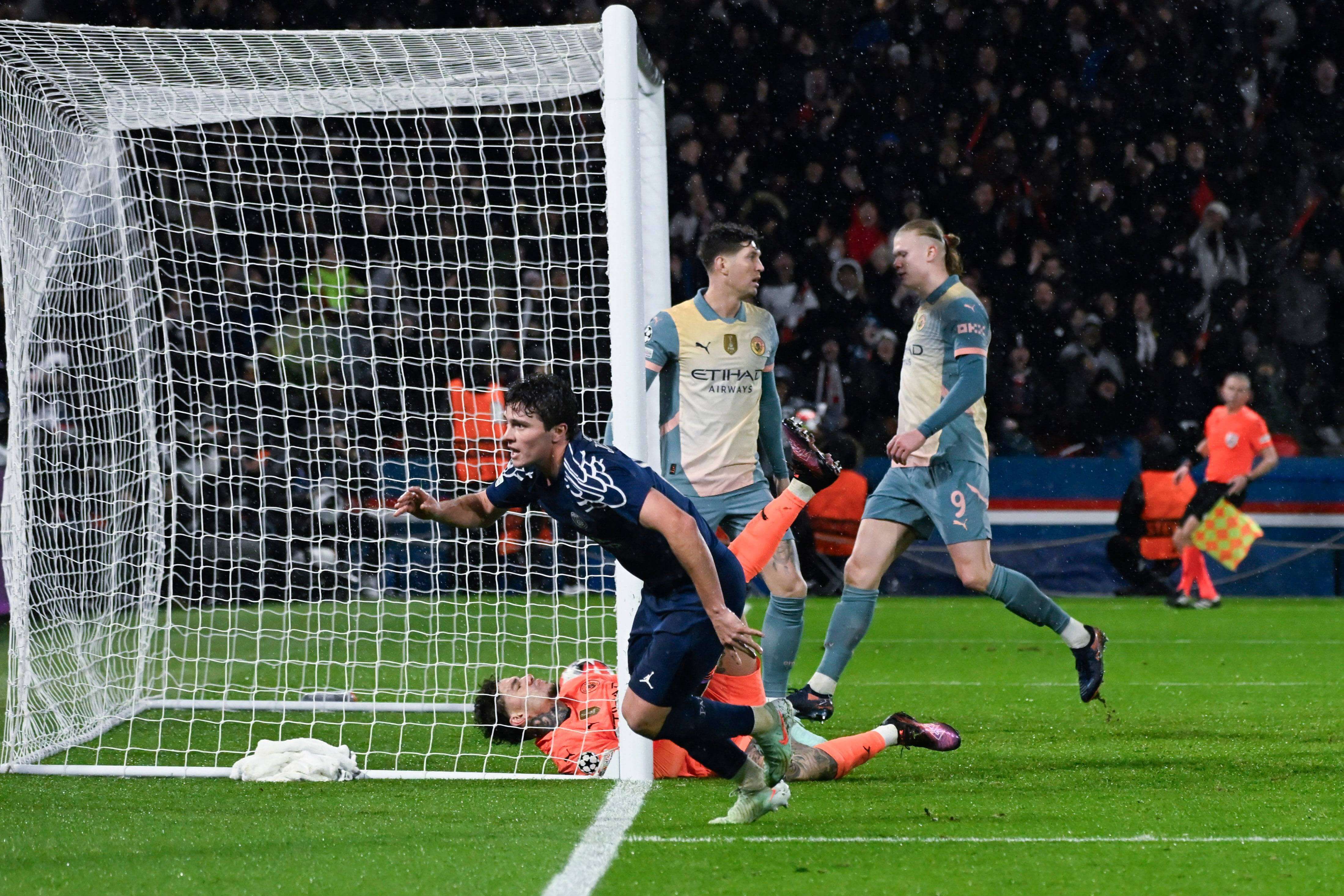 Joao Neves celebrando su gol ante el Manchester City.