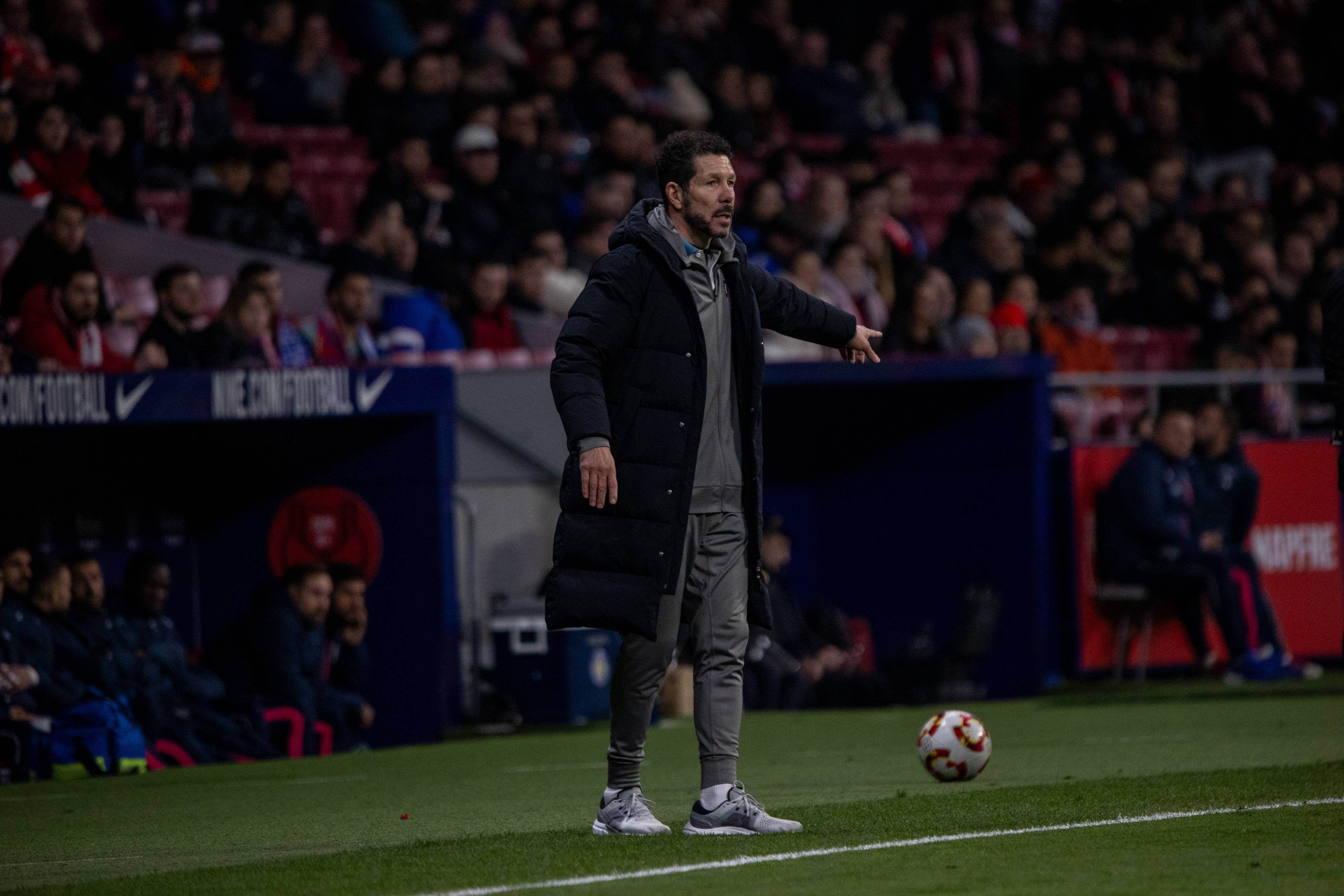  Simeone, en chándal, en el Metropolitano (Cordon Press)