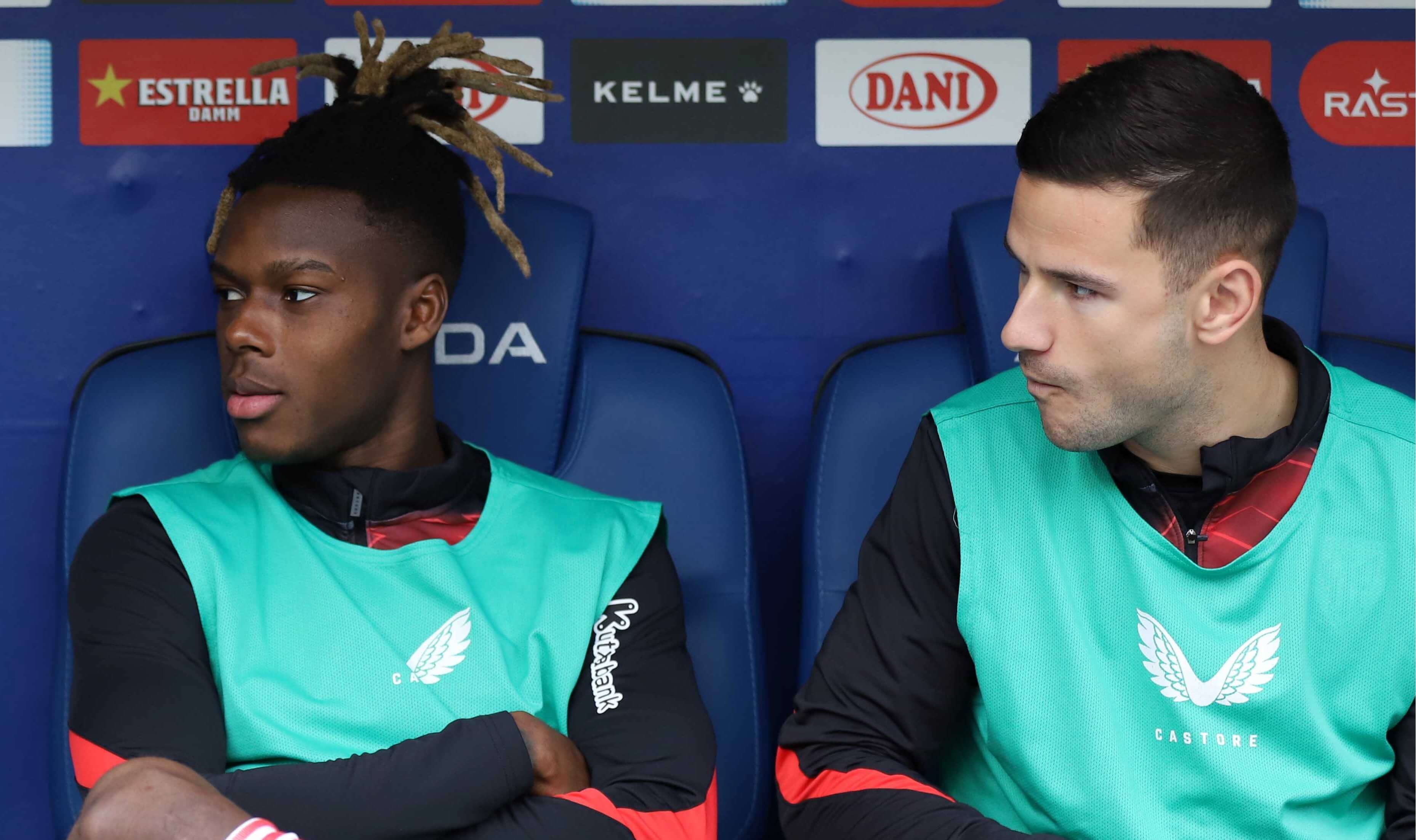 Nico Williams y Gorka Guruzeta, en el banquillo del Athletic Club.