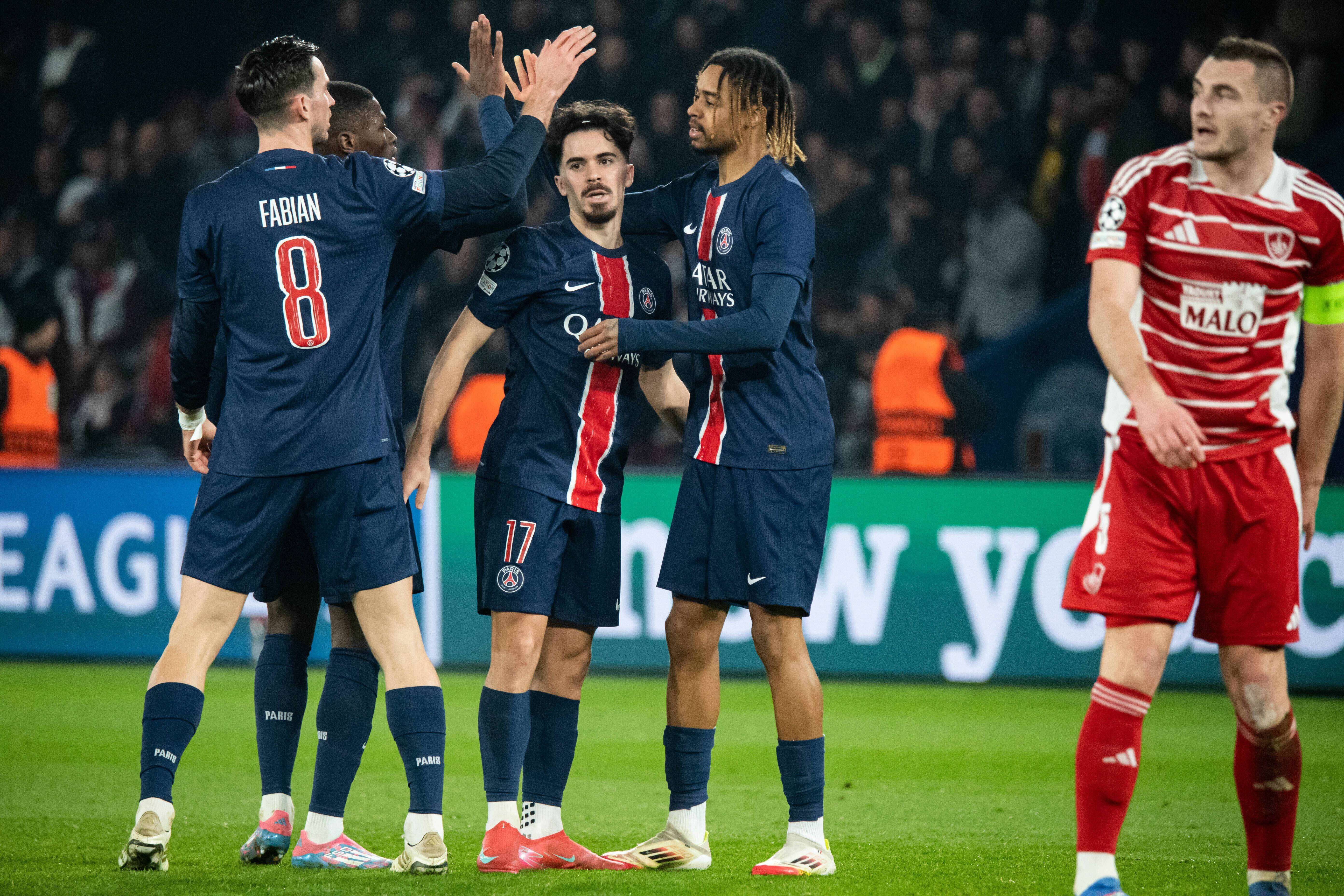 Los jugadores del PSG celebrando la goleada al Brest.