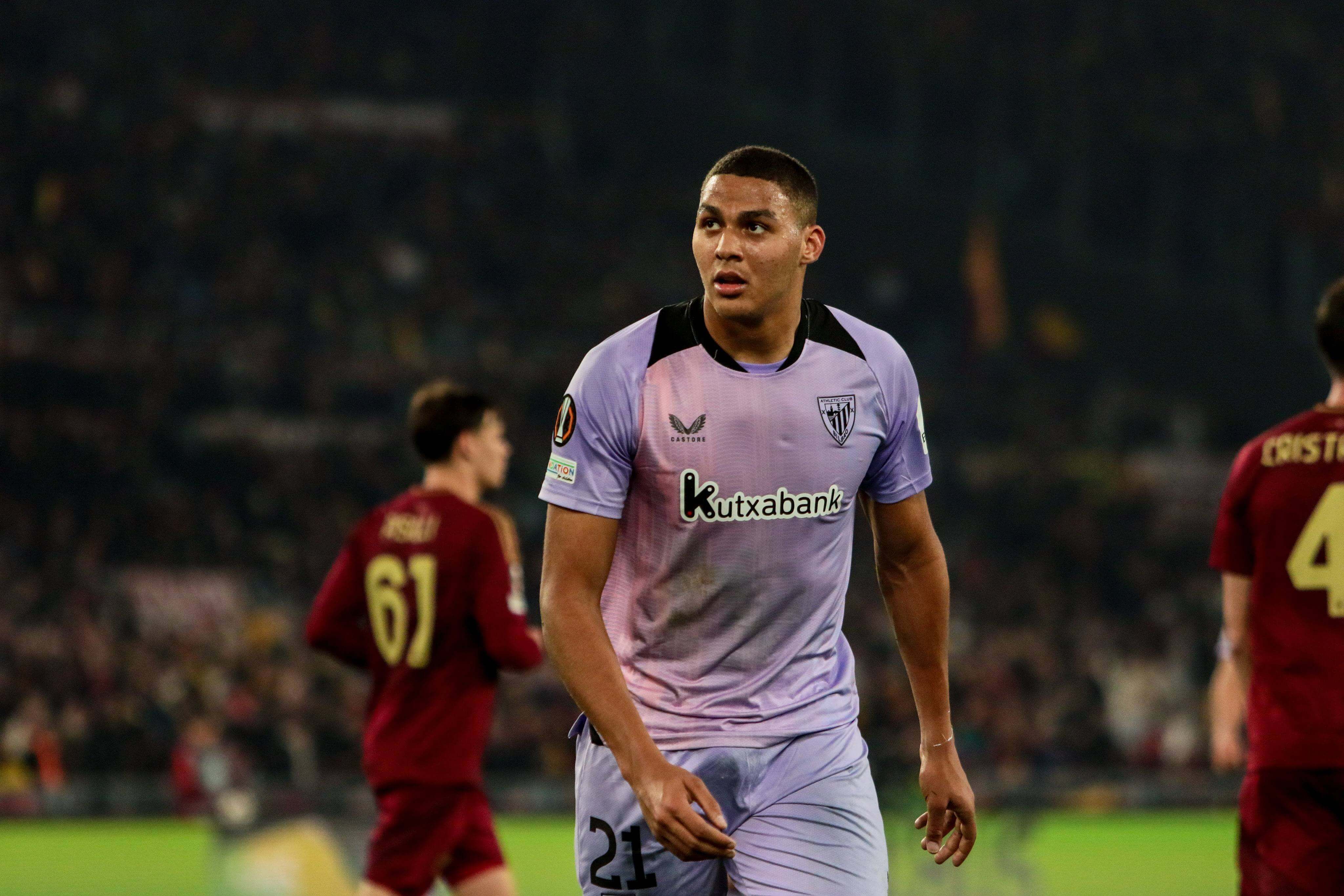  Maroan Sannadi, en el Roma - Athletic Club.