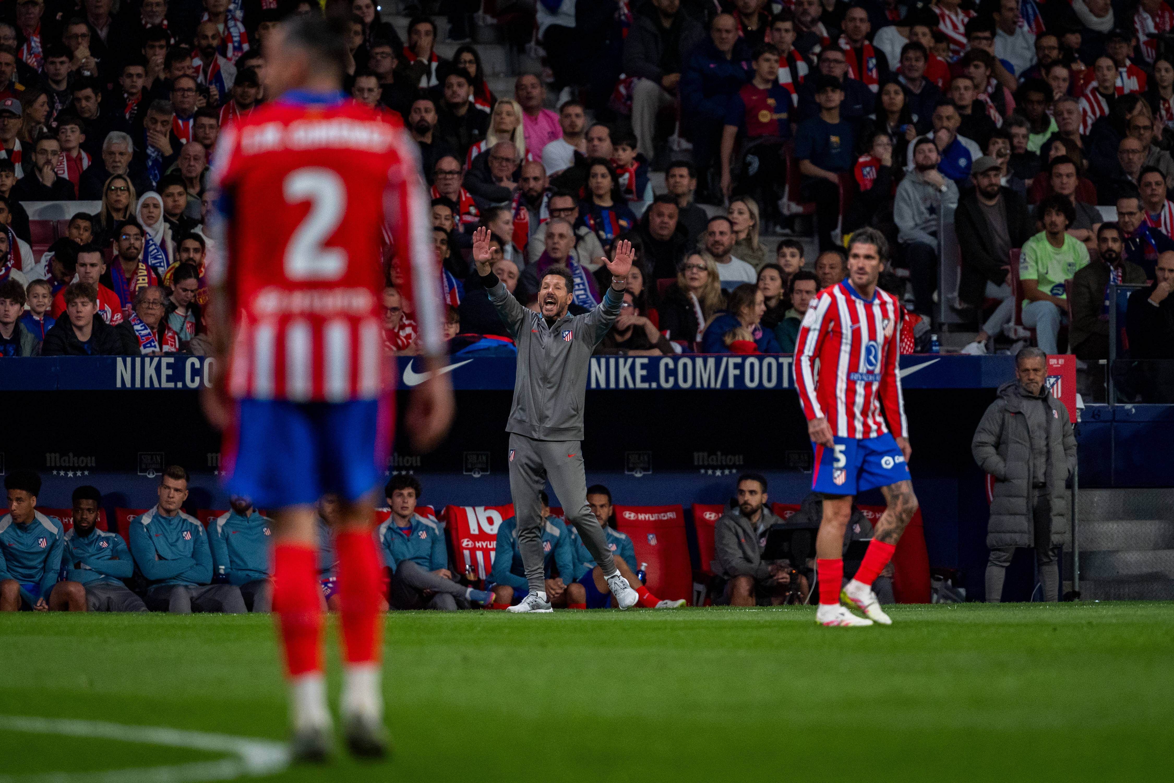 Simeone dando órdenes a sus jugadores (Cordon Press)