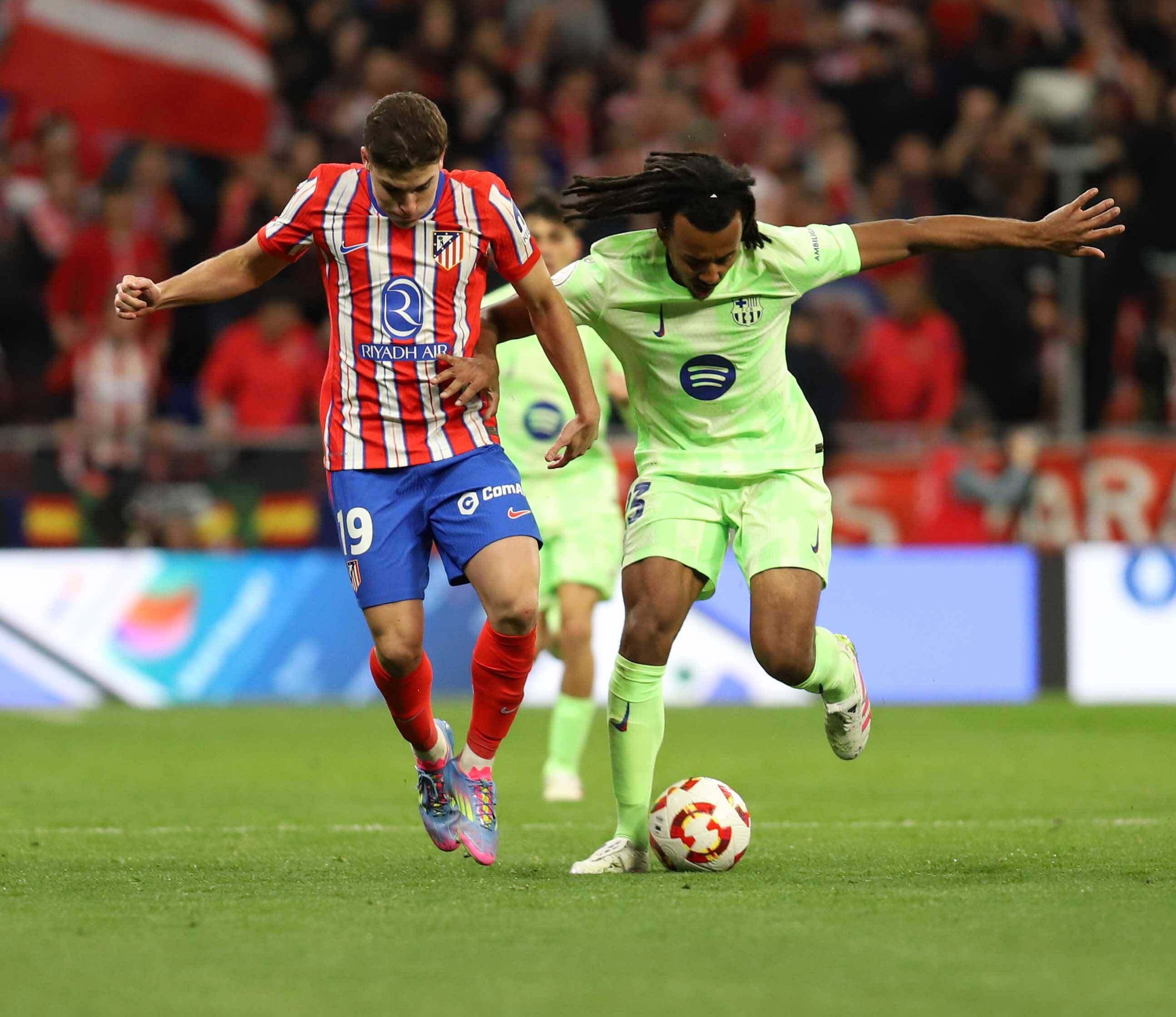  Julián Álvarez y Jules Koundé en un partido (Cordon Press)