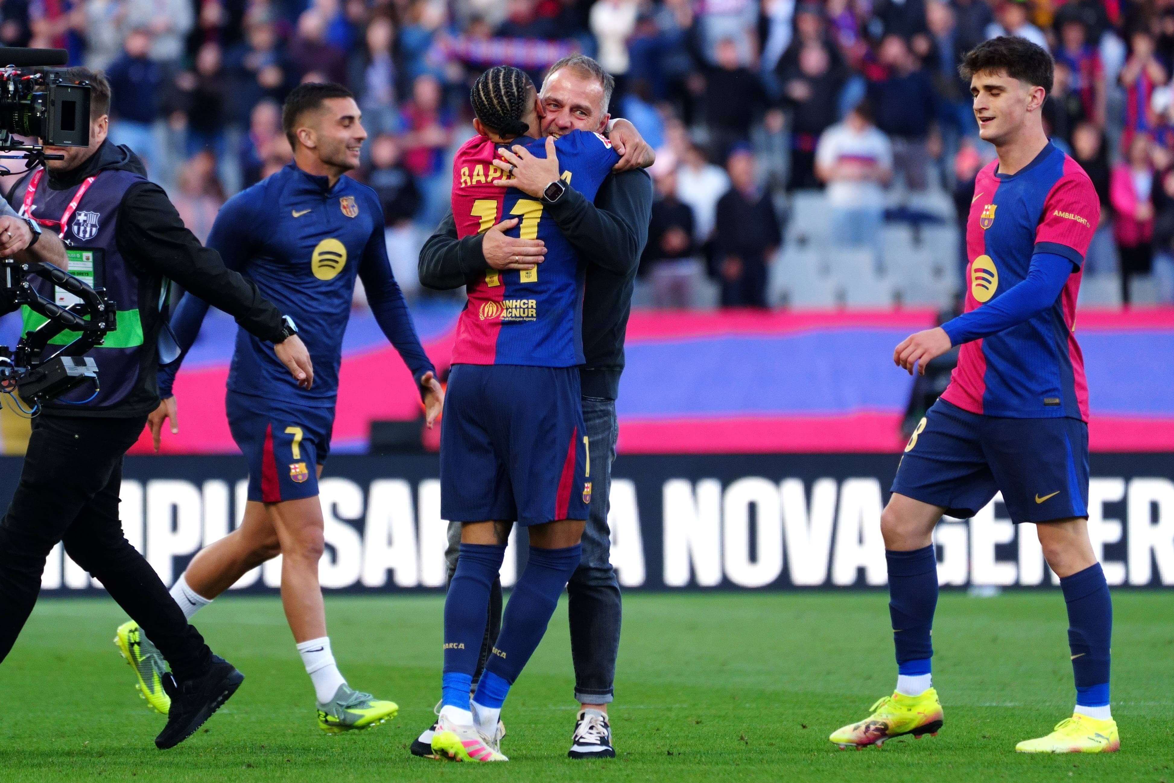  Raphinha se abraza con Flick