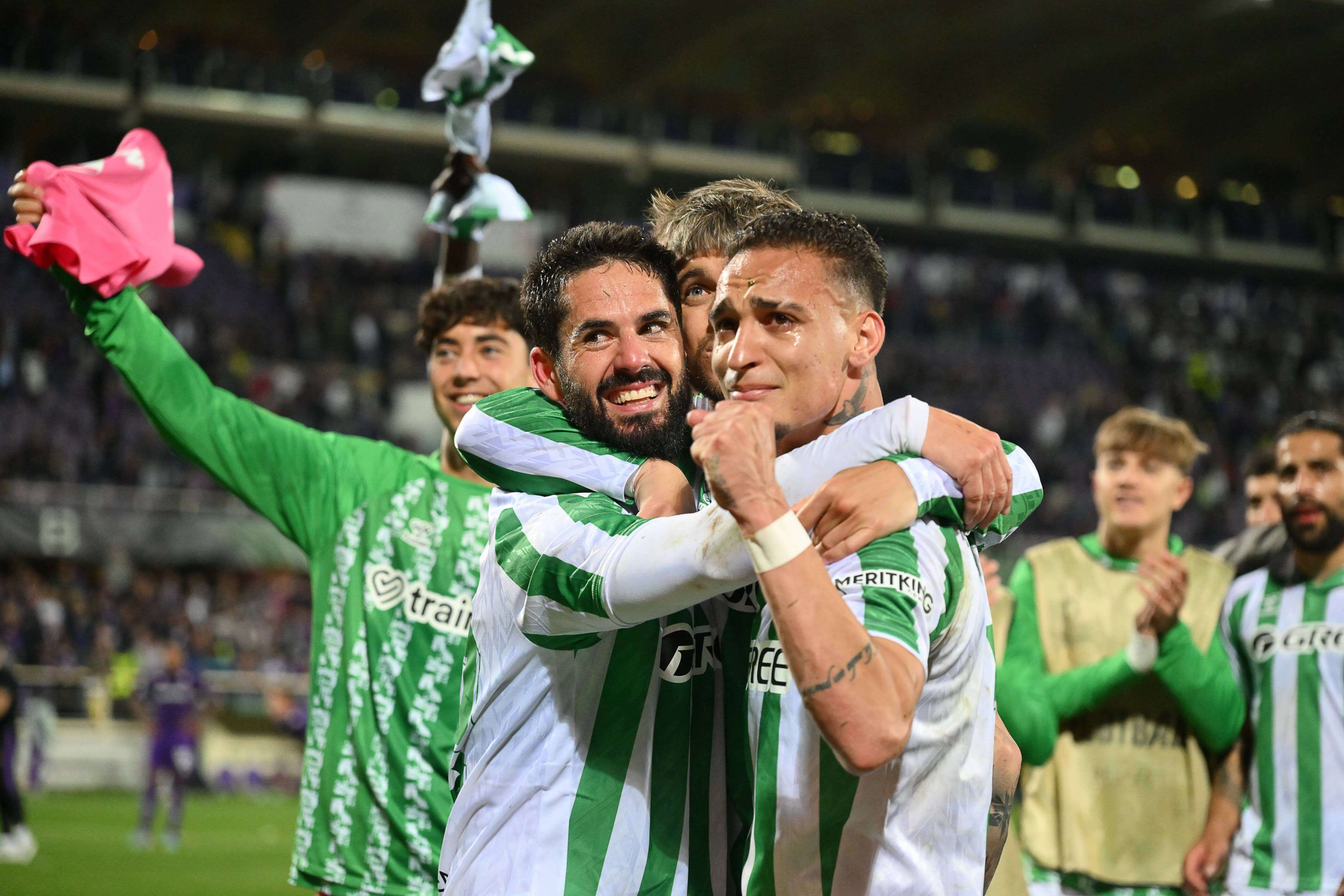  Antony, Isco y Lo Celso celebran el pase del Betis a la final de la Conference