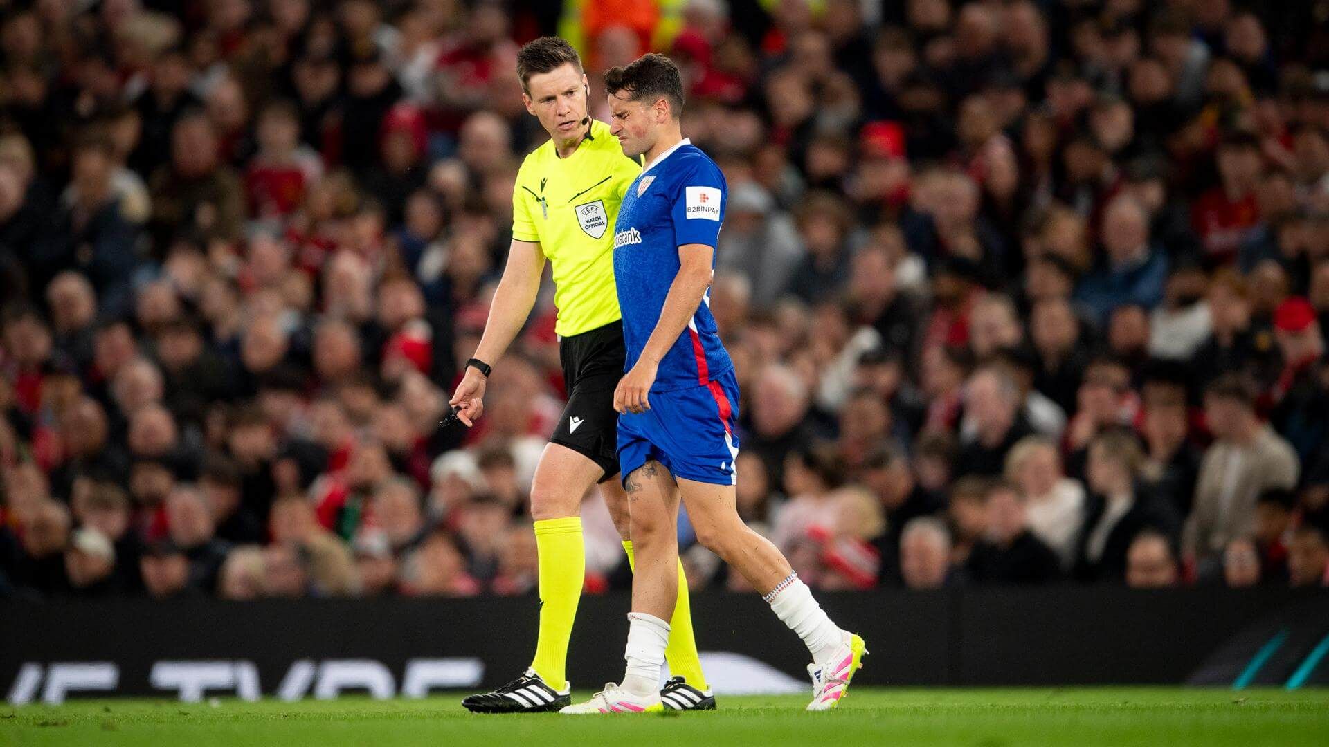  Beñat Prados se duele en un partido ante el Manchester United en Old Trafford.