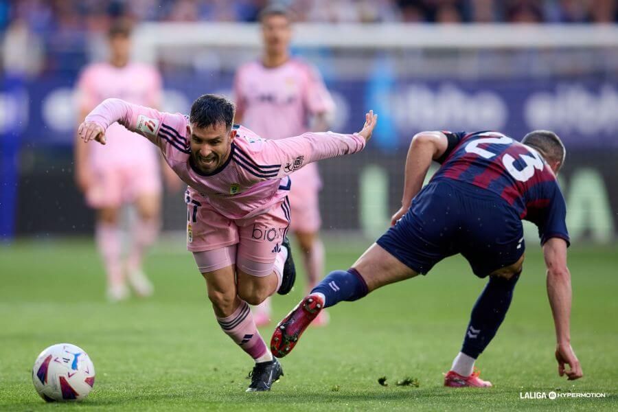 Sebas Moyano recibe una falta (Foto: LaLiga).