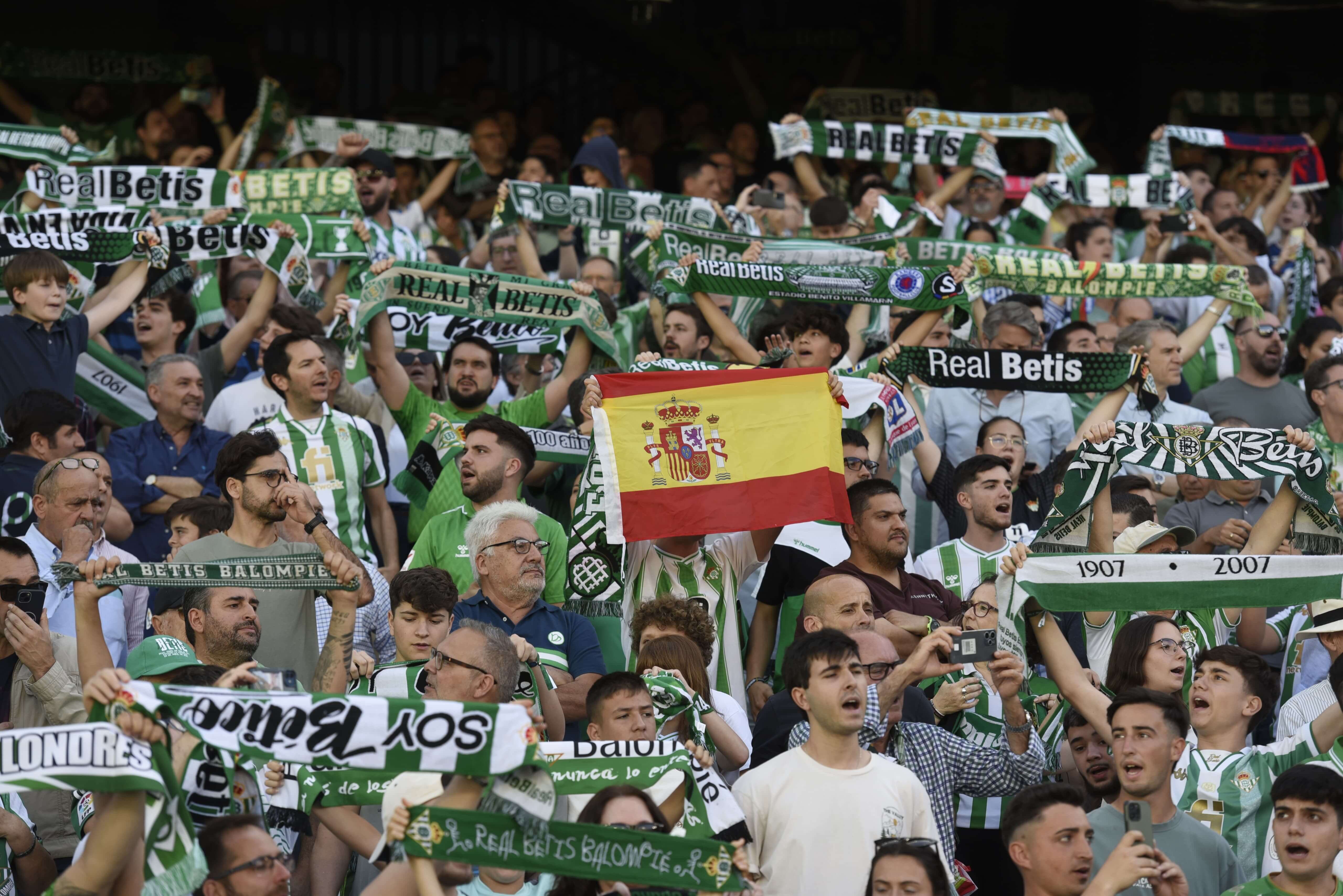  Imagen de aficionados del Real Betis (foto: Kiko Hurtado).