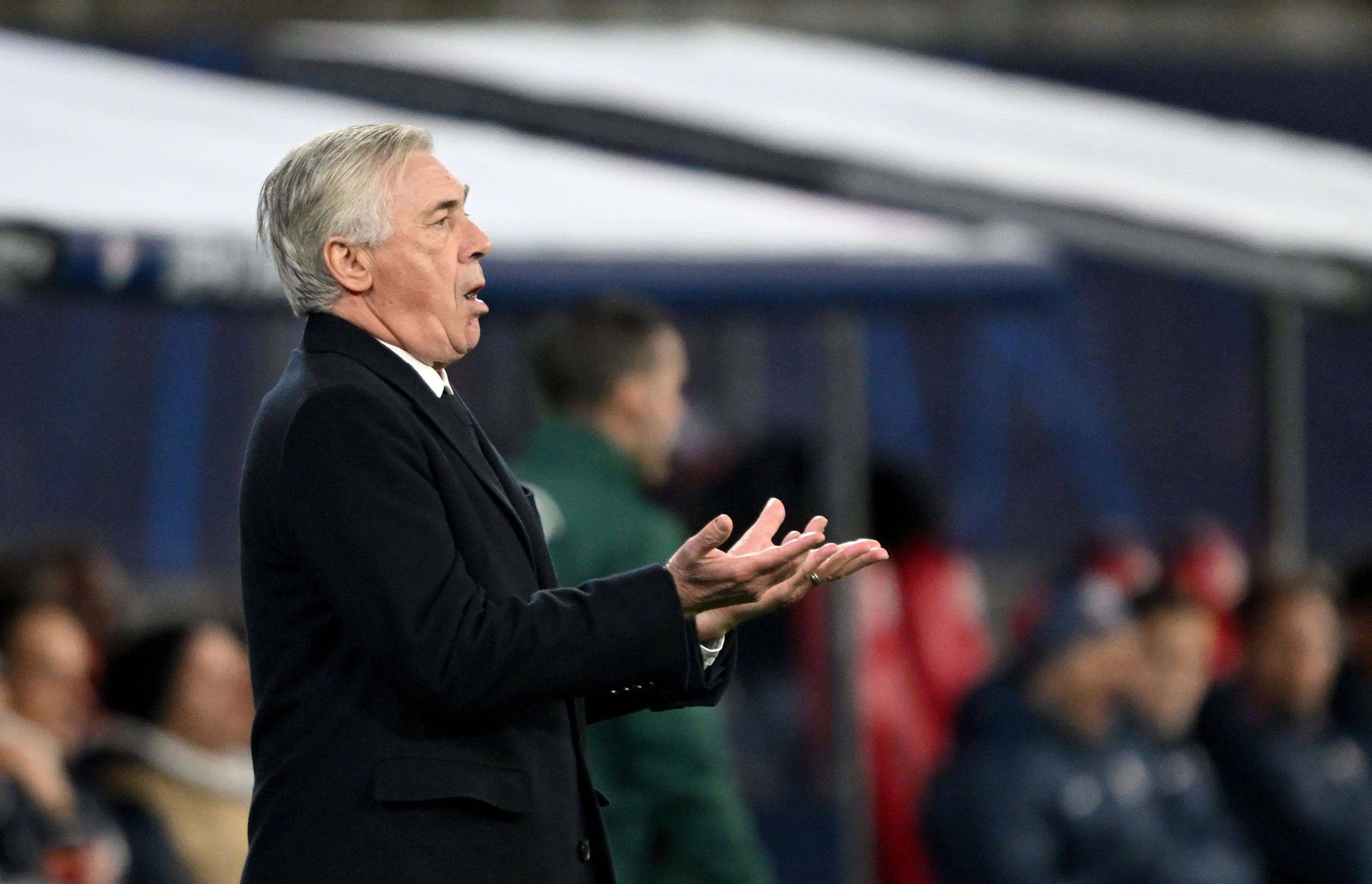  Carlo Ancelotti da indicaciones en el Leipzig-Real Madrid (FOTO: Cordón Press).
