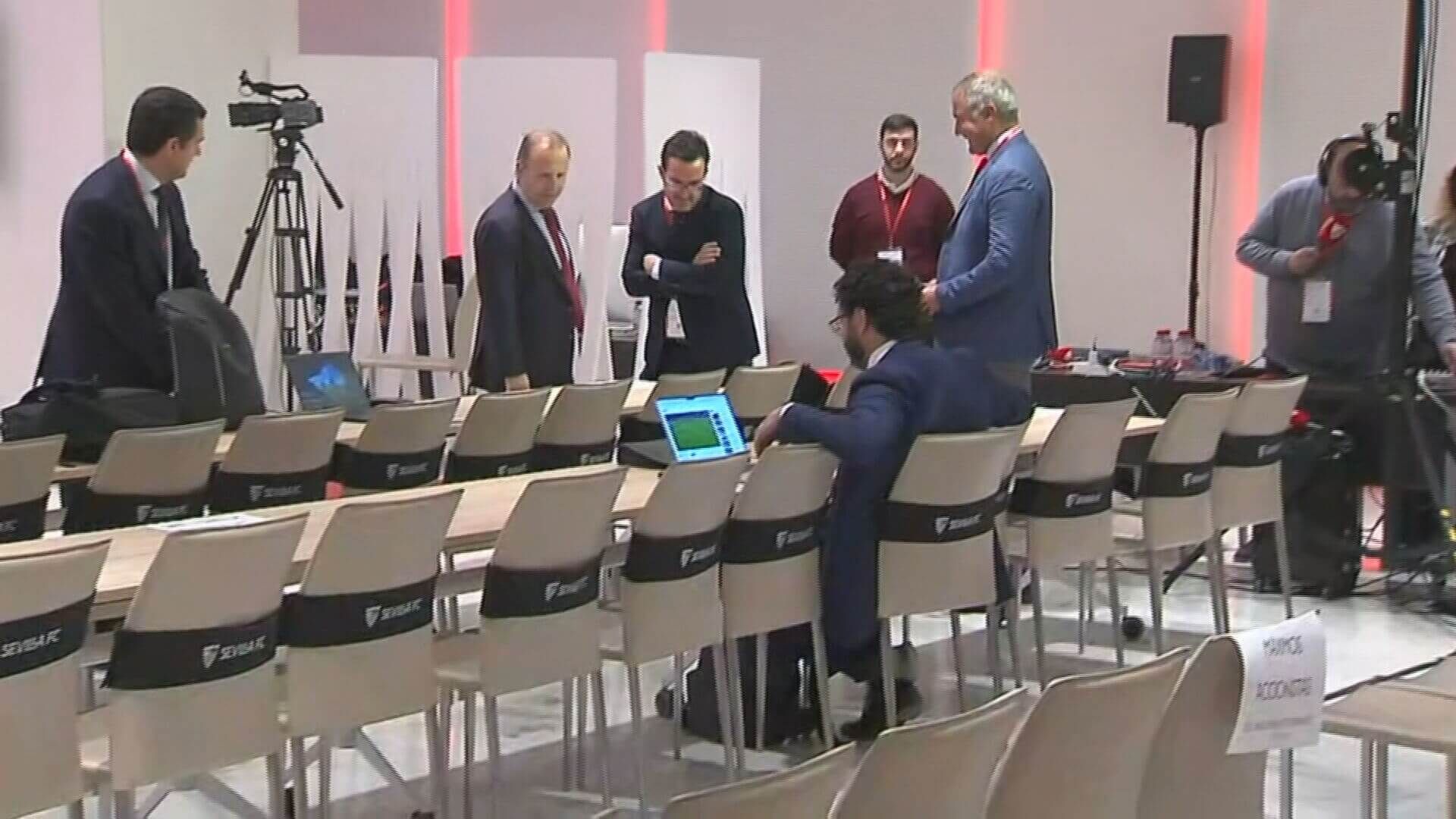 Víctor Orta viendo el gol en propia de Disasi antes de la Junta de Accionistas