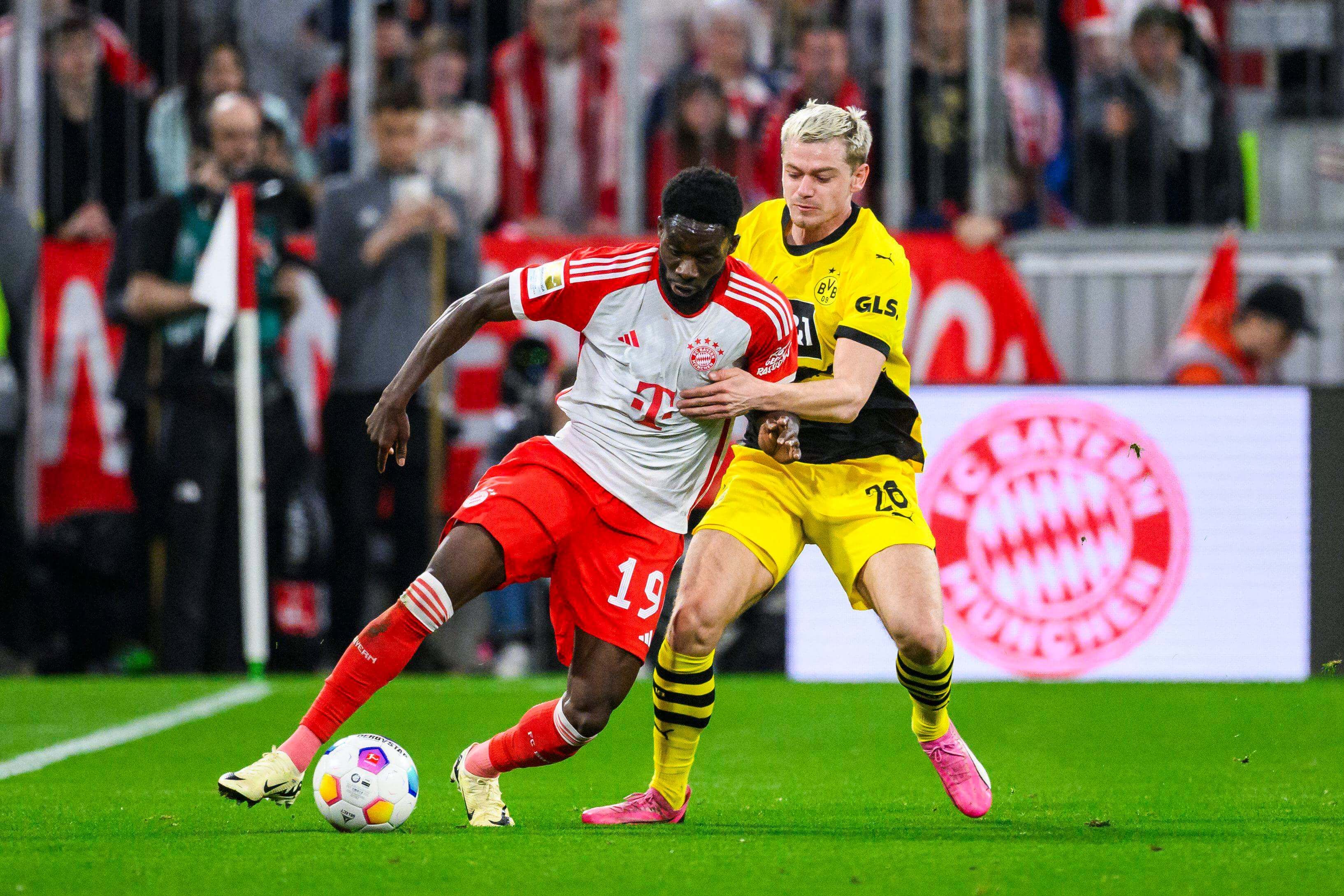  Alphonso Davies pelea un balón en el Bayern-Dortmund.