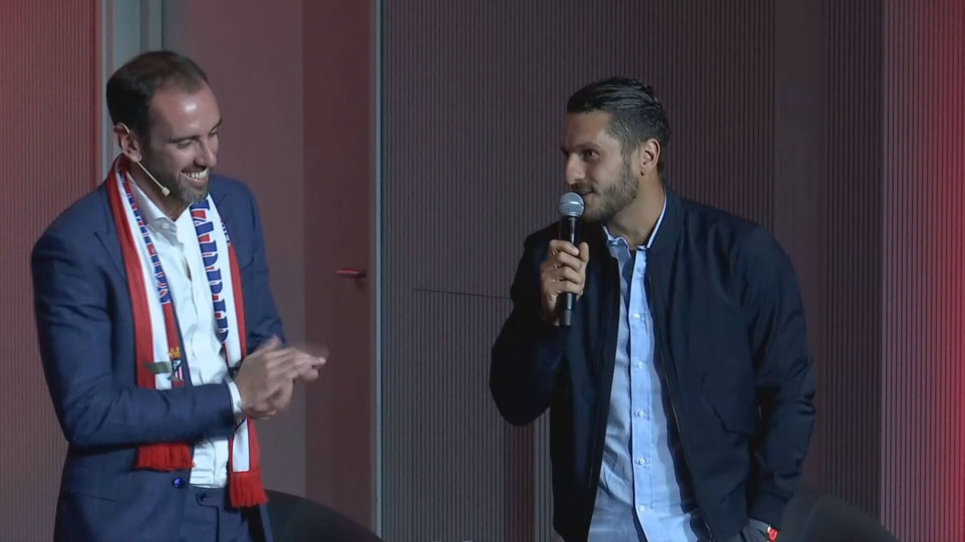 Koke junto a Diego Godín en su homenaje (Fuente: ElDesmarque)