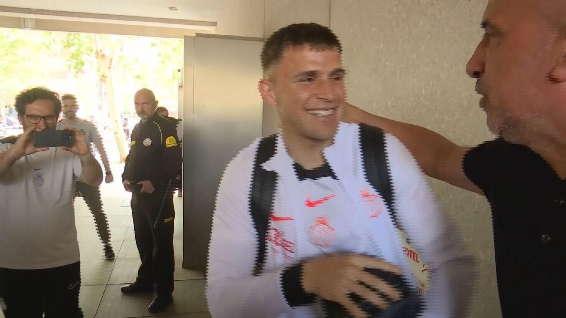  Gio González, saludando a su familia en Sevilla