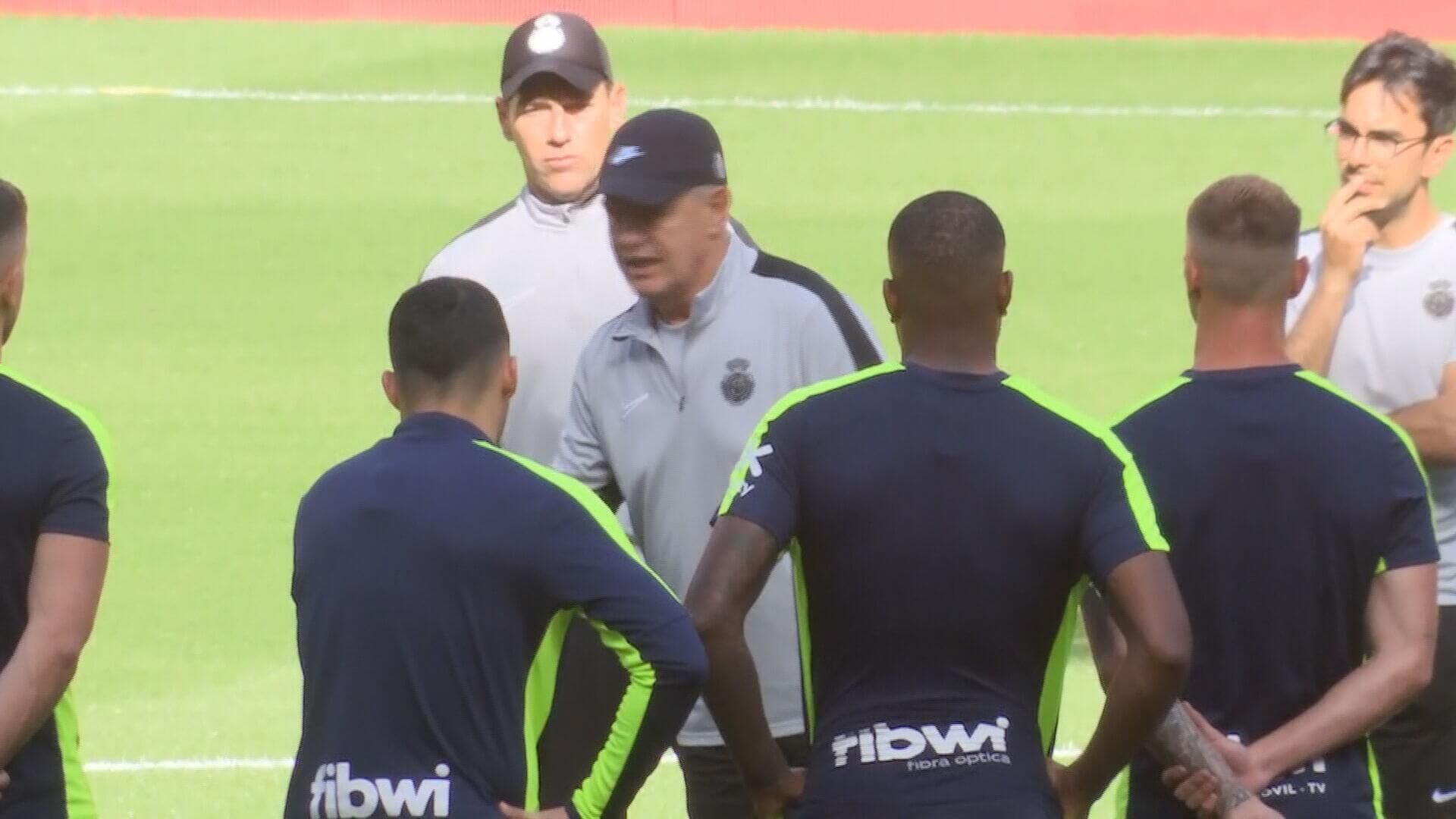 Javier Aguirre durante la charla a sus futbolistas (Fuente: ElDesmarque)