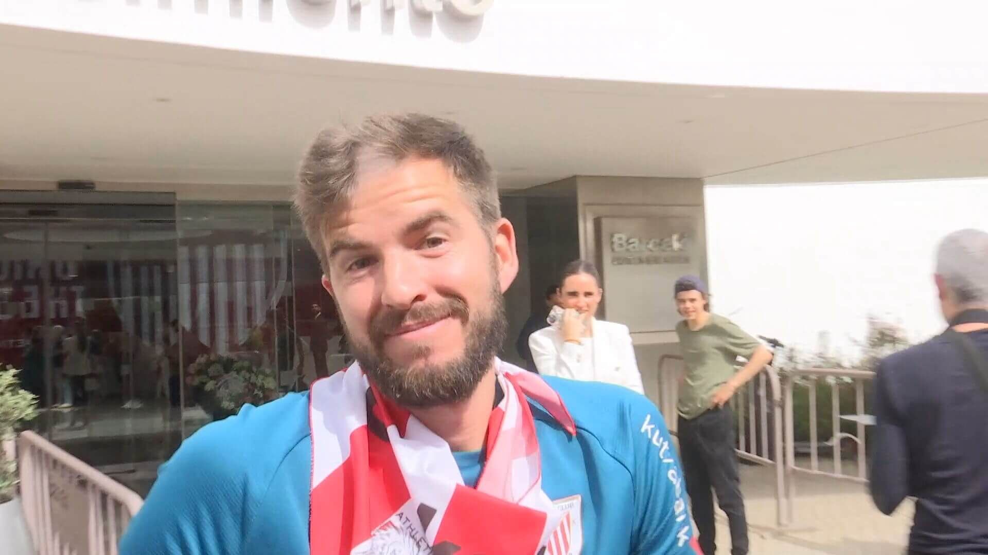  Así quedó el fan después de que Muniain le rapara la cabeza