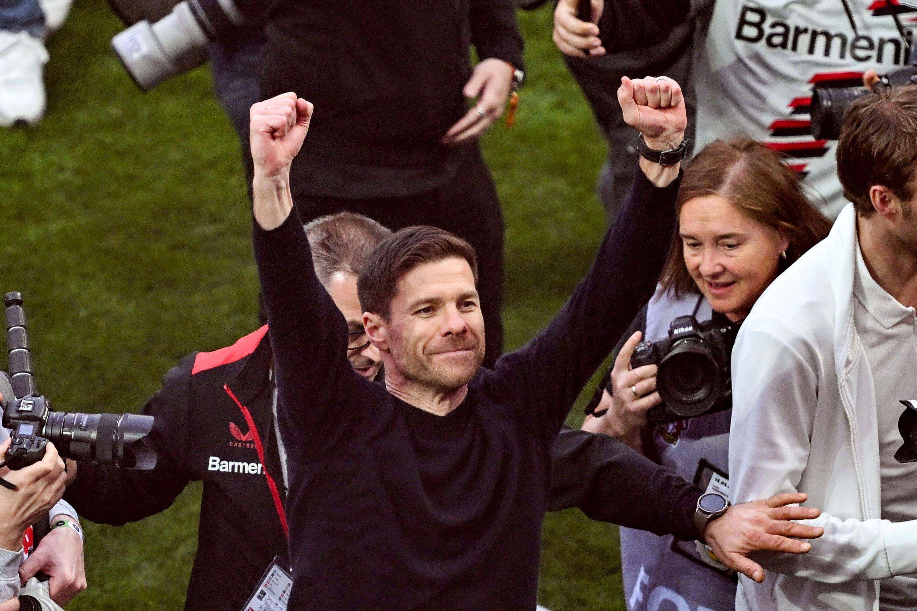 Xabi Alonso celebra la primera Bundesliga del Bayer Leverkusen (FOTO: Cordón Press).