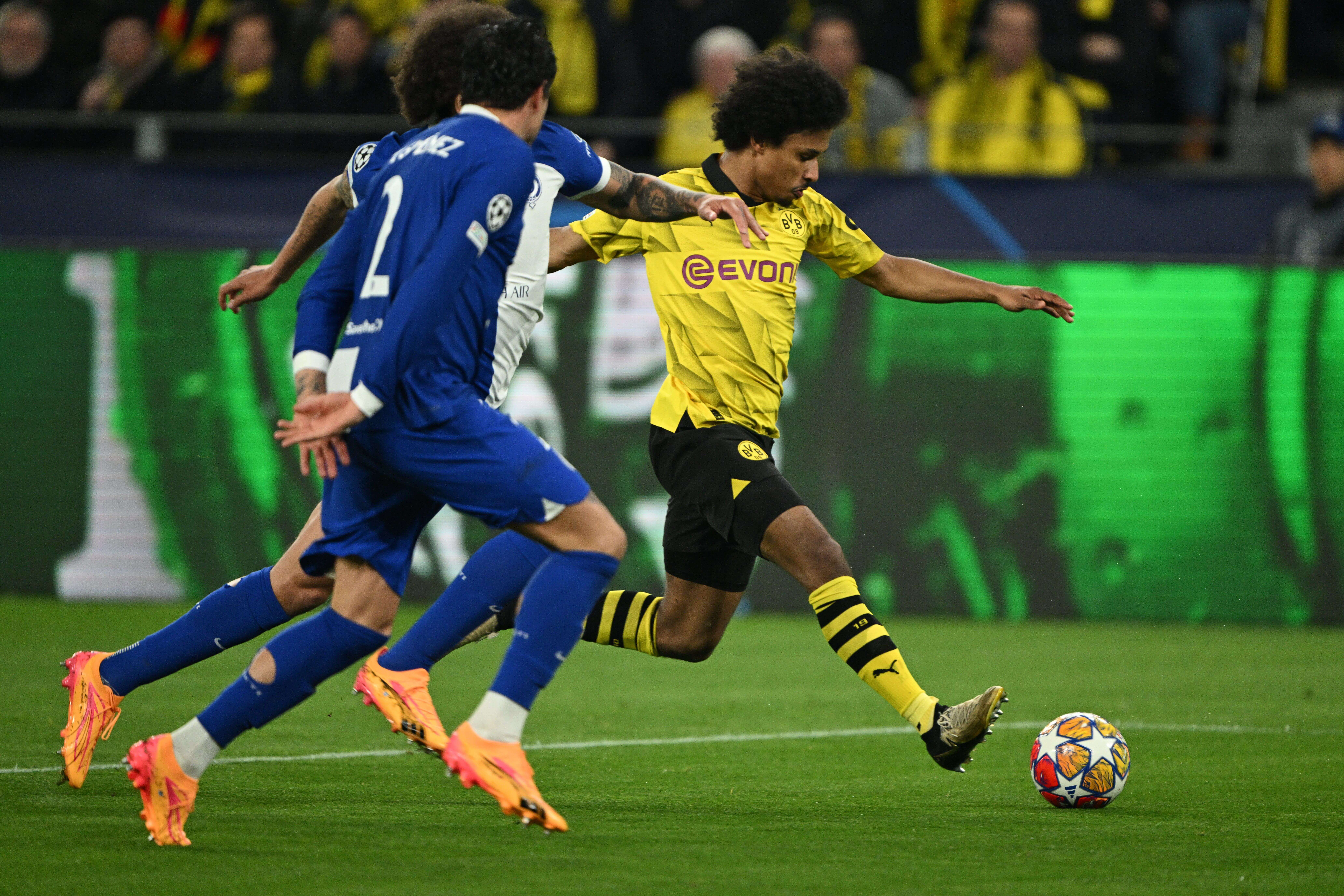  Adeyemi busca el disparo en el Dortmund-Atlético (FOTO: Cordón Press).