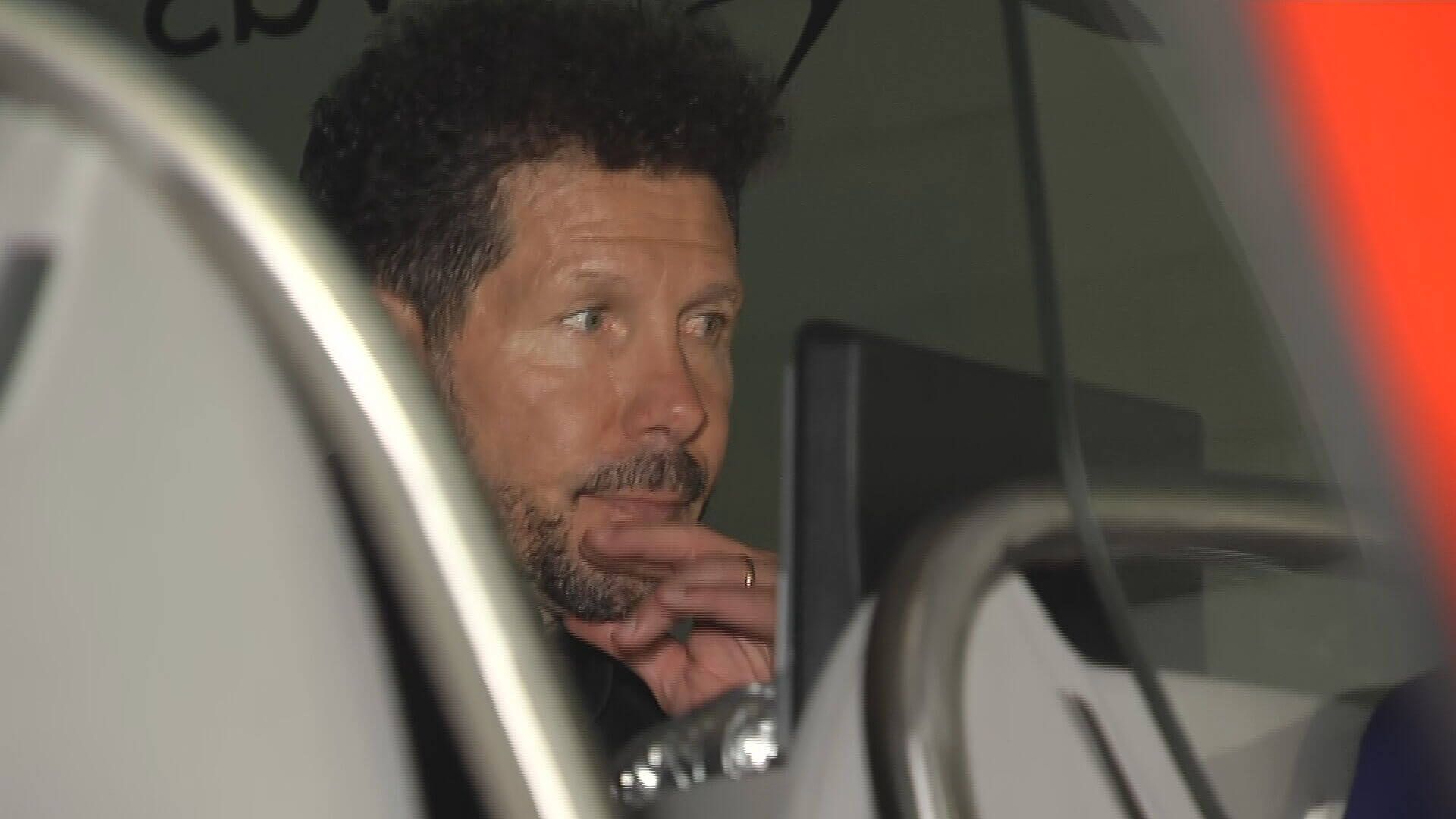  Simeone, pensativo saliendo del Signal Iduna Park