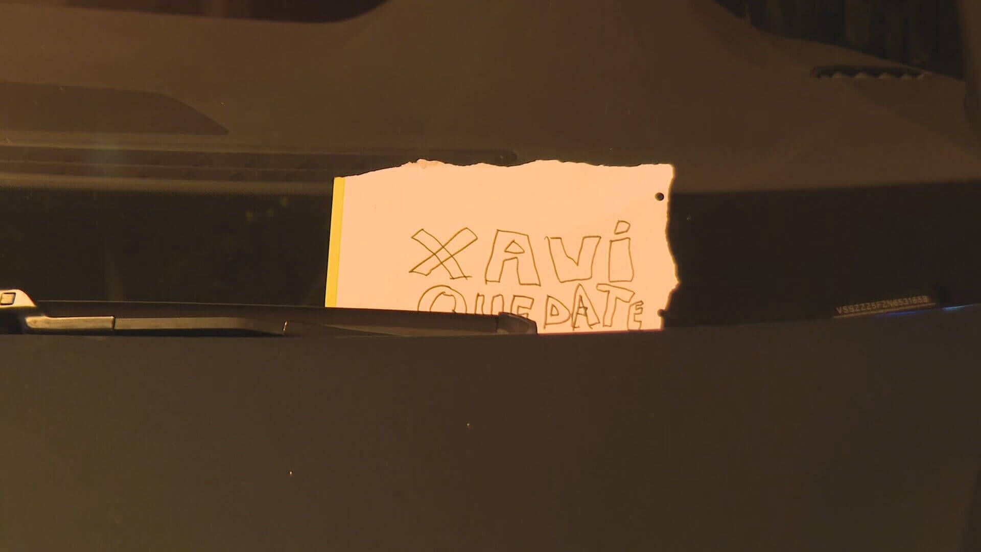 "Xavi quédate", uno de los mensajes en el coche del entrenador